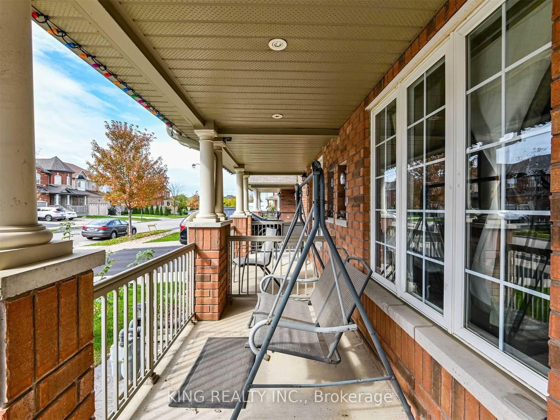 23 Wall Street - Townhouse photo 3 of 25 in Brampton, Ontario