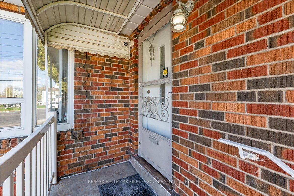 2690 Islington Avenue - Detached photo 3 of 45 in Etobicoke (West Mall / Rexdale), Ontario