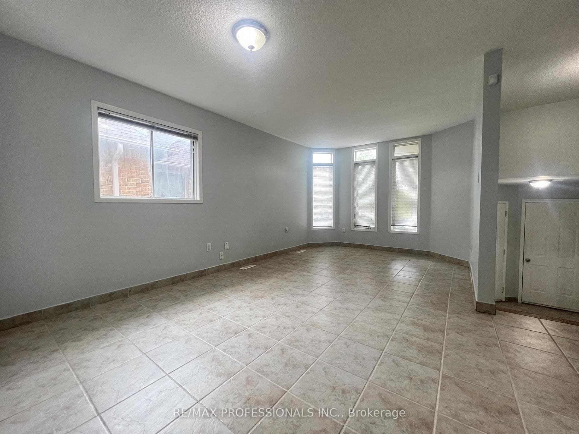 110 Springview Drive - Detached photo 6 of 40 in Brampton, Ontario