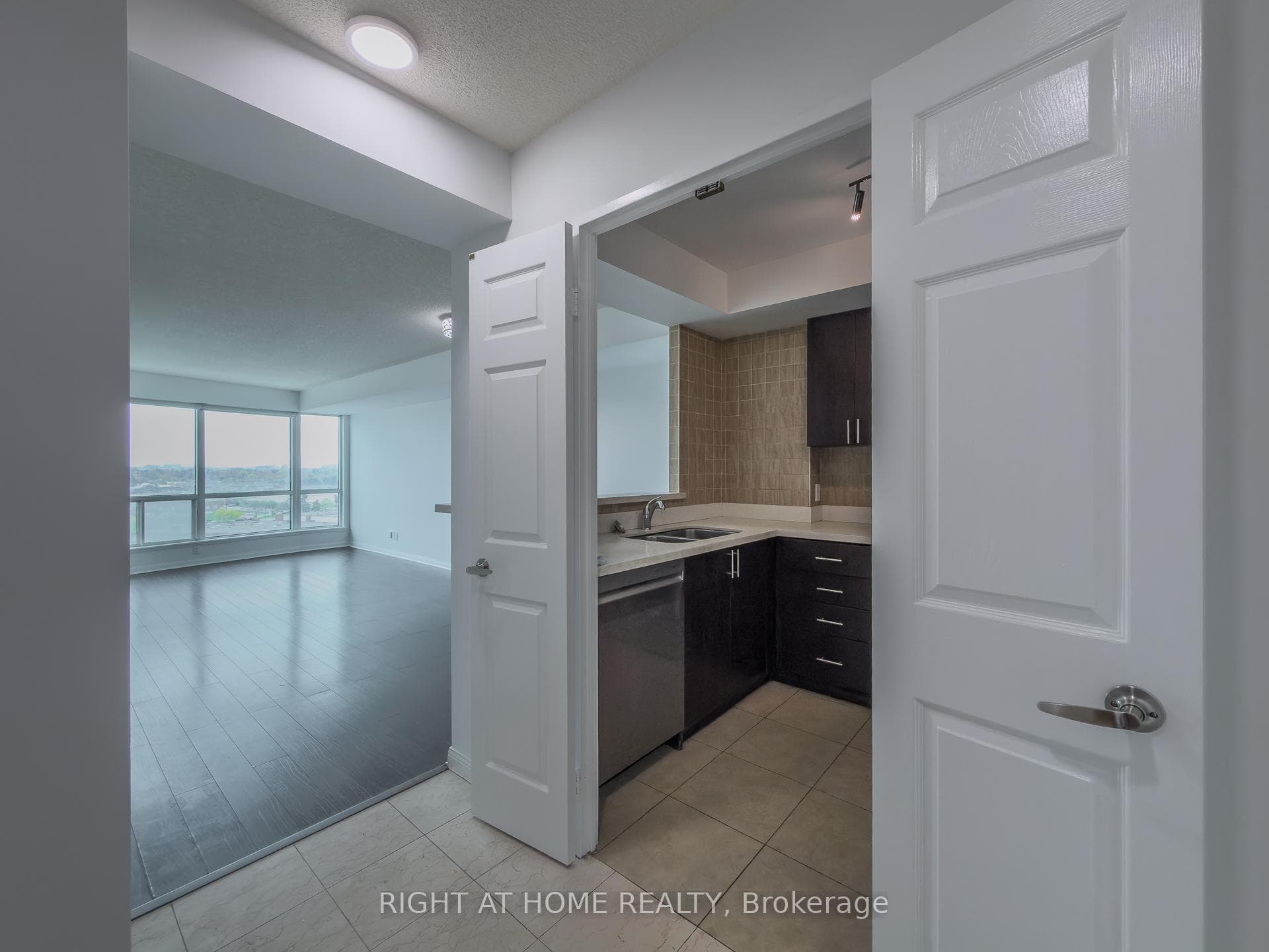 8 Lee Centre Drive Unit 1008 - Condo photo 2 of 33 in Scarborough (West Hill / Highland Creek), Ontario