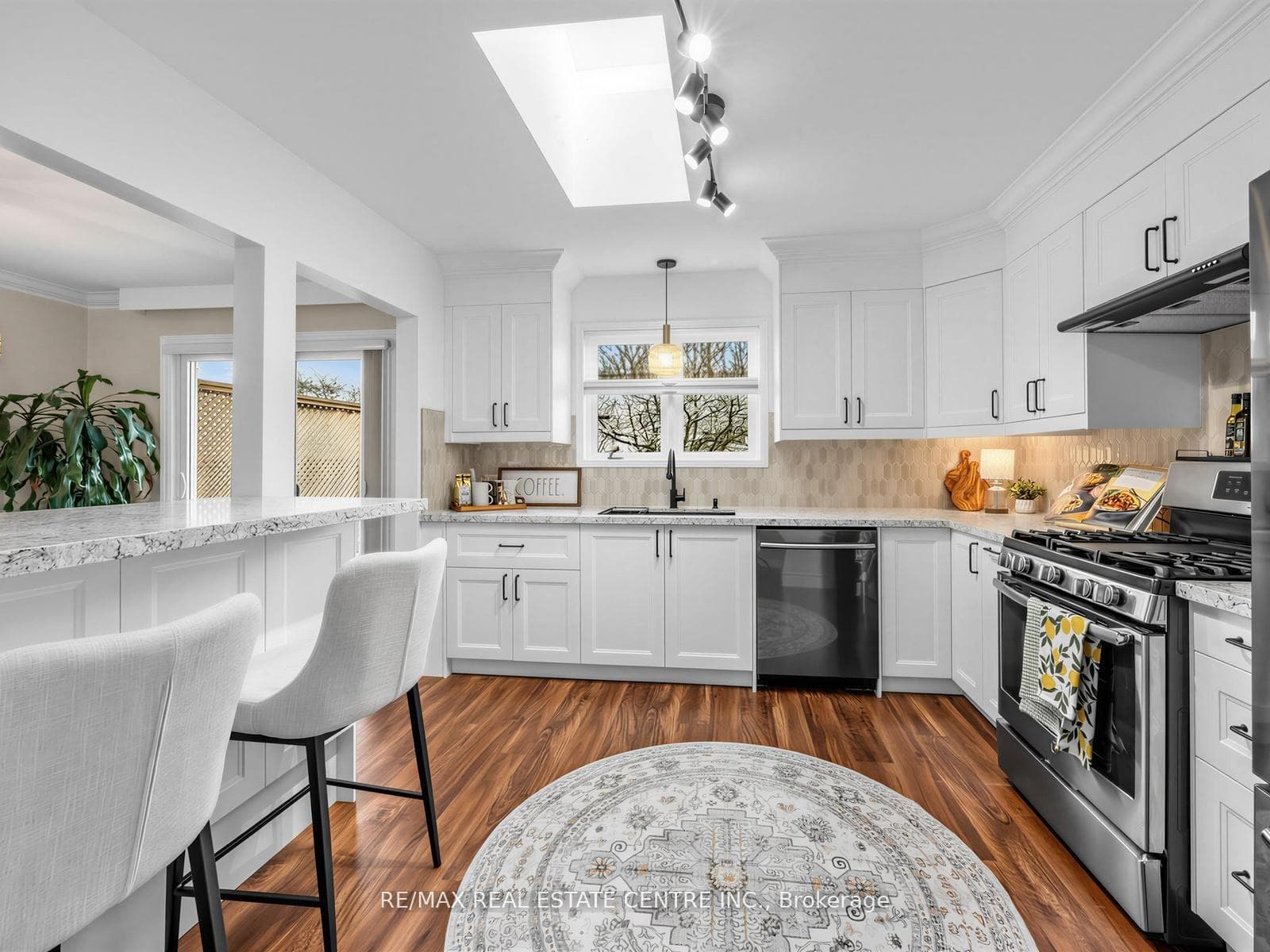 592 Montbeck Crescent - Detached photo 5 of 50 in Mississauga, Ontario