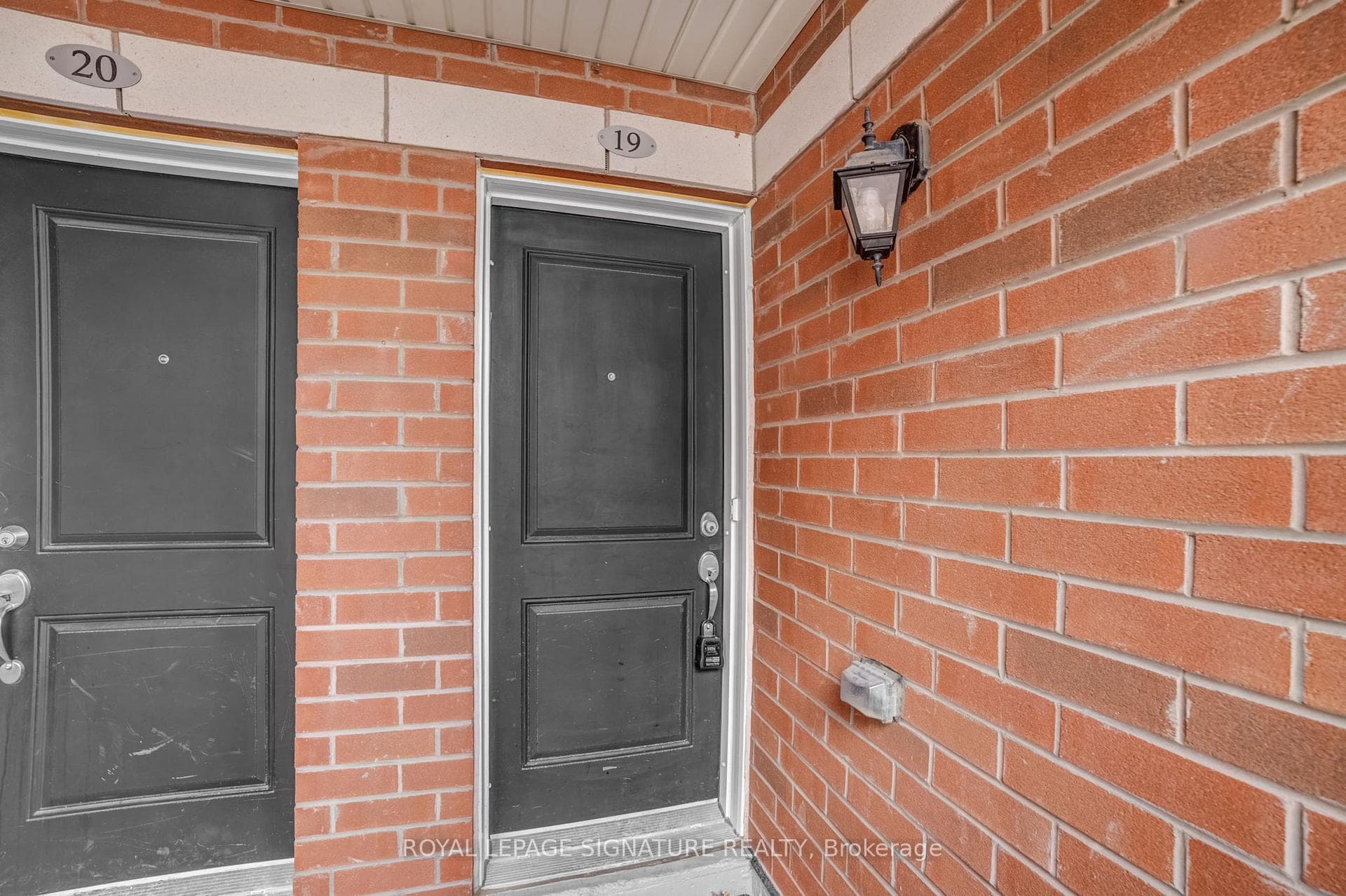 2492 Post Road Unit 19 - Condo photo 2 of 24 in Oakville, Ontario