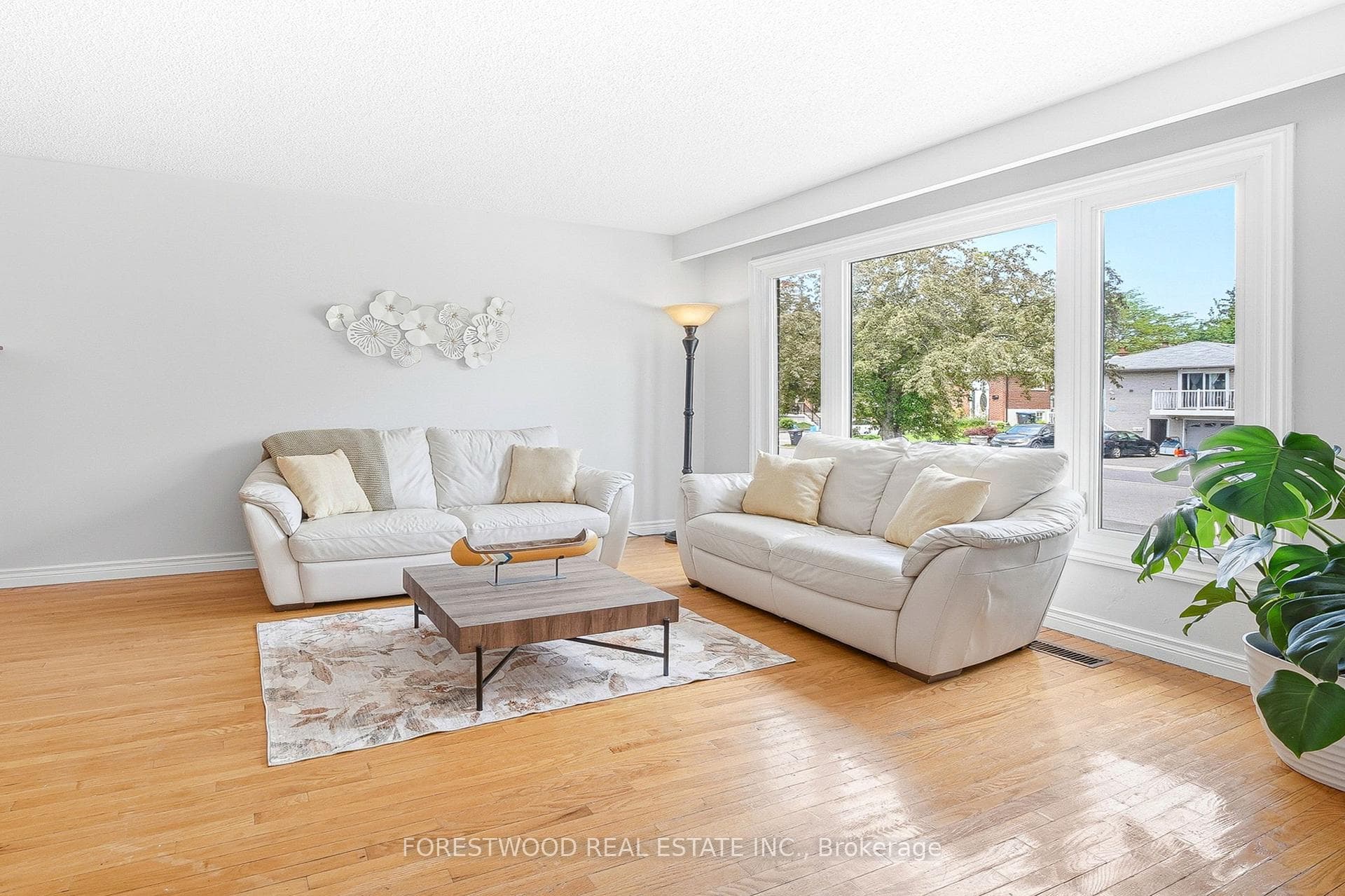 69 Surbray Grove - Semi-Detached photo 5 of 46 in Mississauga, Ontario