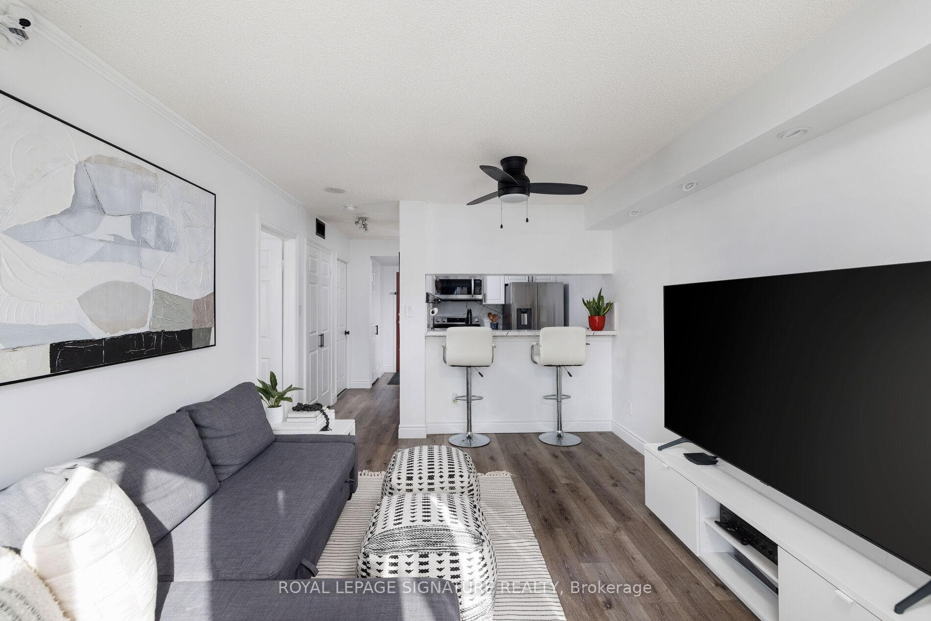 880 Dundas Street Unit 909 - Condo photo 2 of 25 in Mississauga, Ontario