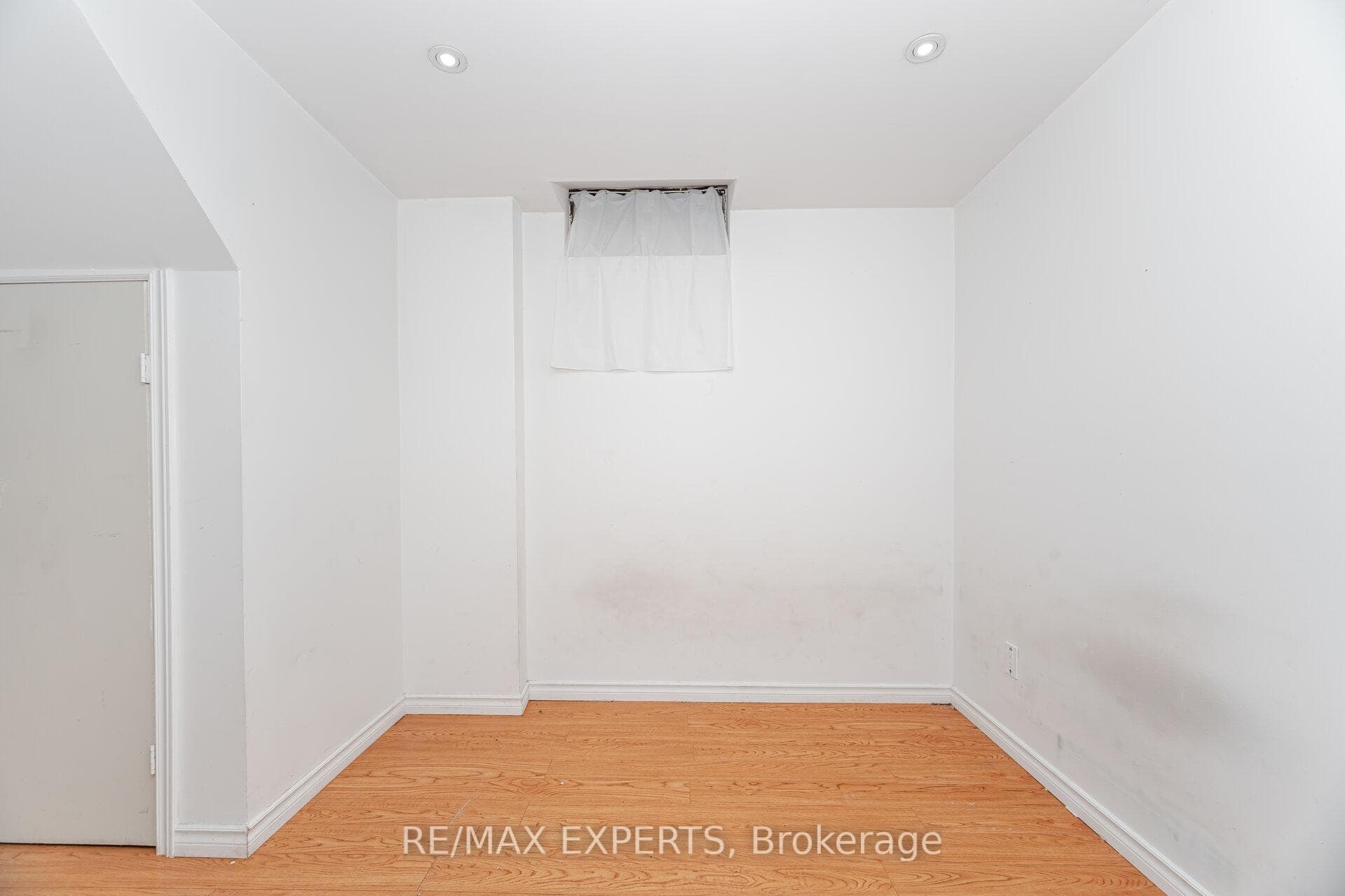 82 Twin Pines Crescent - Semi-Detached photo 4 of 11 in Brampton, Ontario