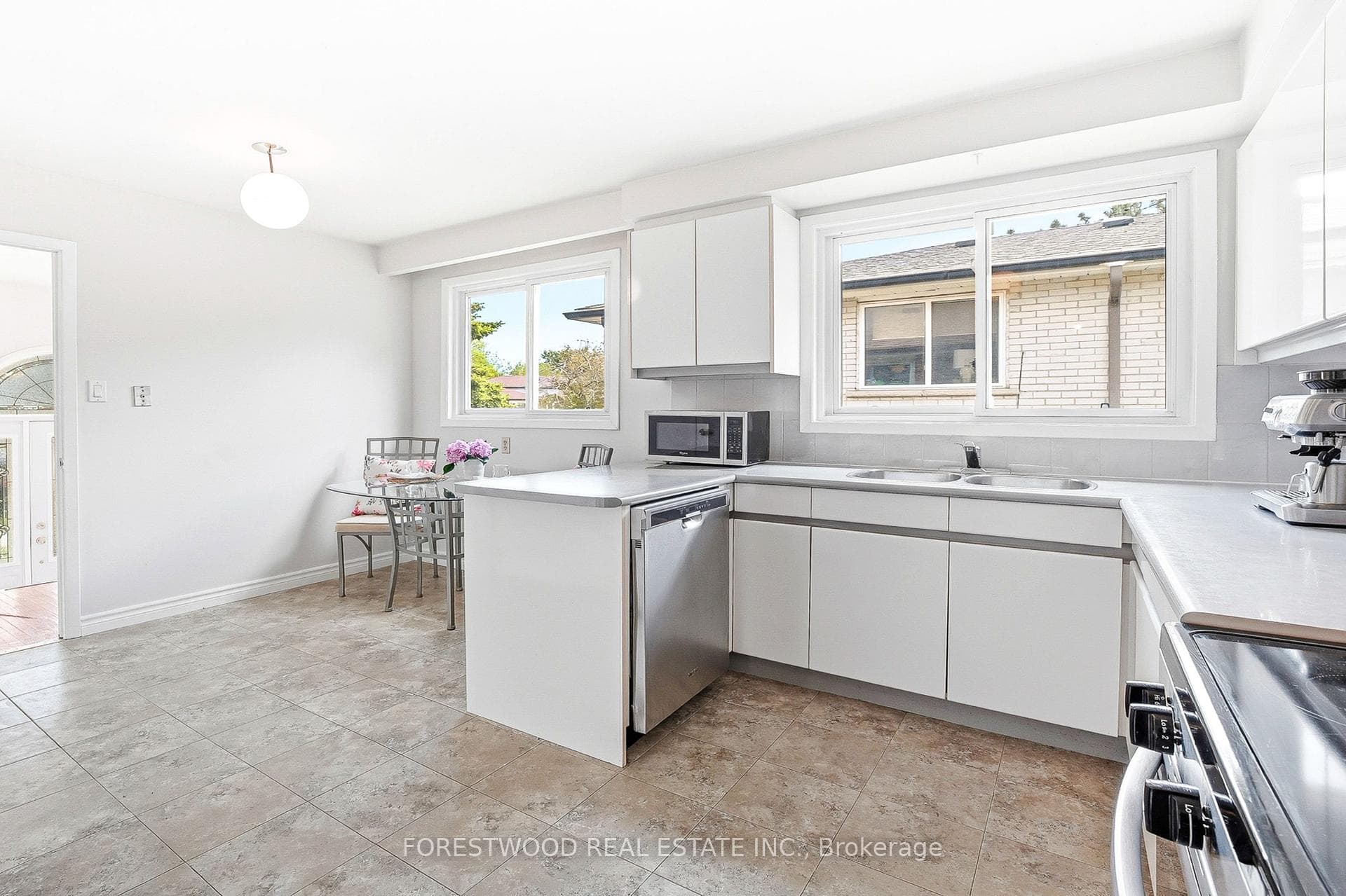69 Surbray Grove - Semi-Detached photo 14 of 46 in Mississauga, Ontario