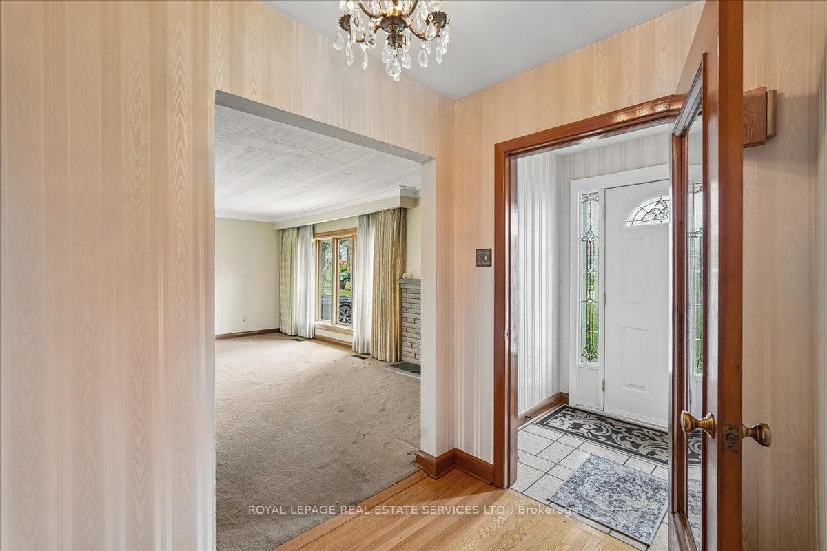 151 Wedgewood Drive - Detached photo 4 of 36 in Oakville, Ontario