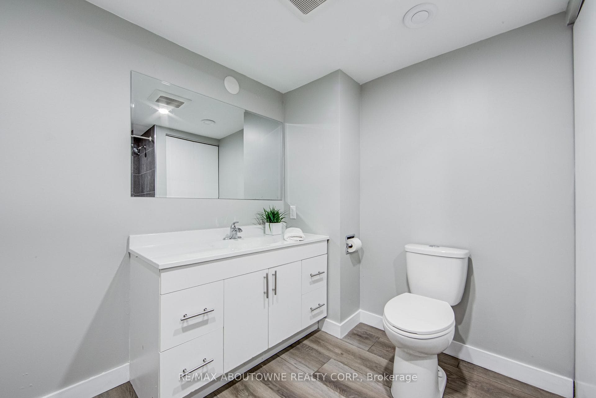 2367 Middlesmoor Crescent - Semi-Detached photo 27 of 31 in Burlington, Ontario