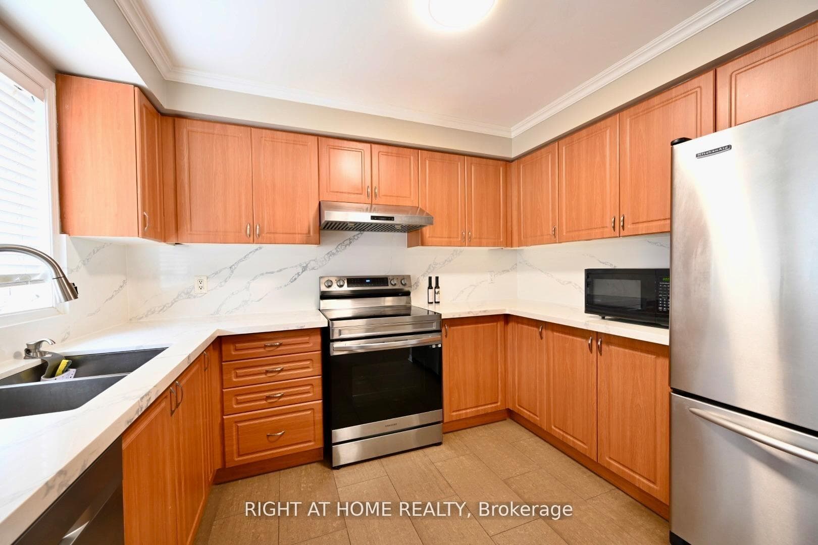 11 West Deane Park Drive Unit 1 - Townhouse photo 7 of 19 in Etobicoke (Islington / Rexdale), Ontario