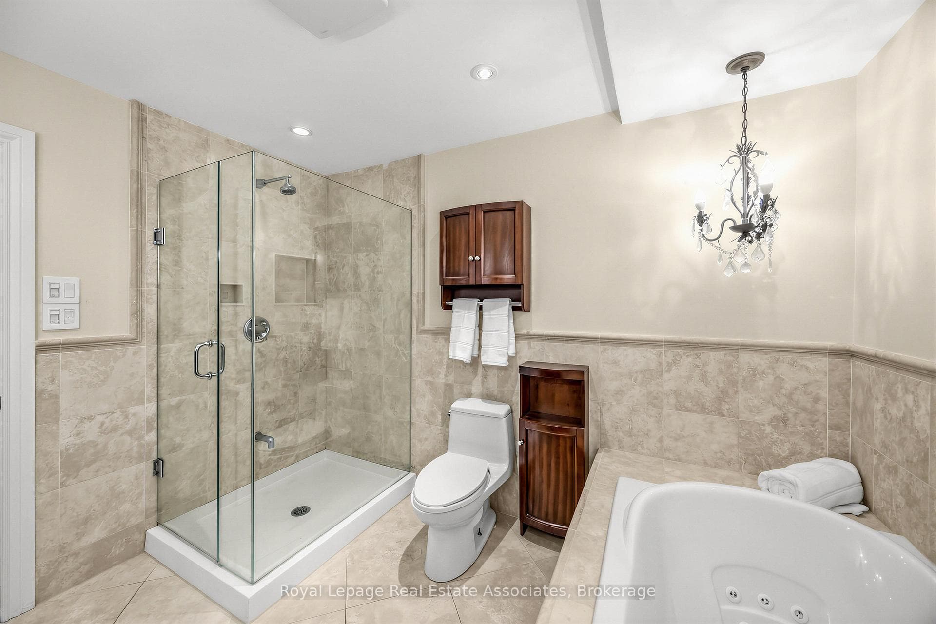 1561 Pinetree Crescent - Detached photo 18 of 42 in Mississauga, Ontario