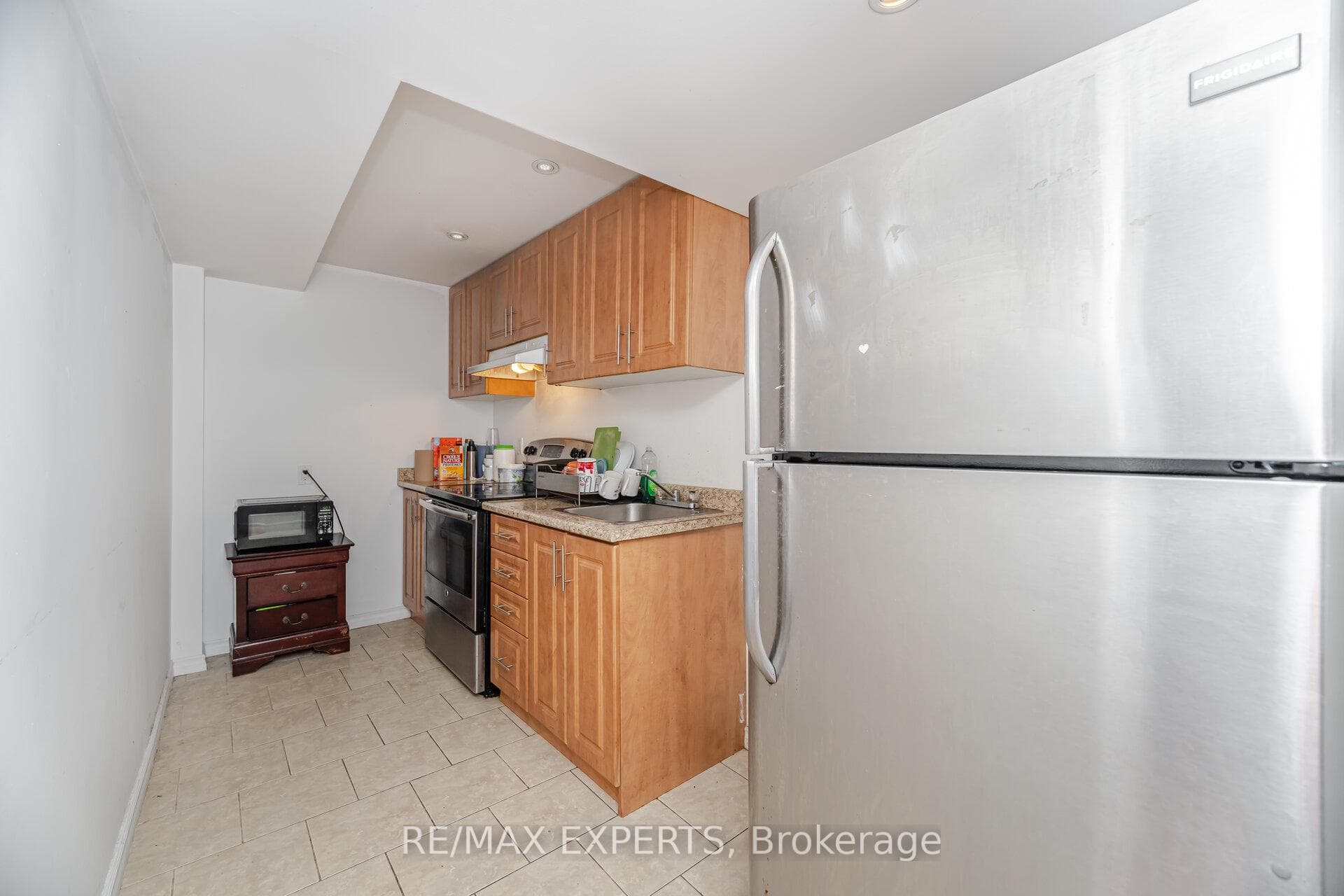 82 Twin Pines Crescent - Semi-Detached photo 6 of 11 in Brampton, Ontario