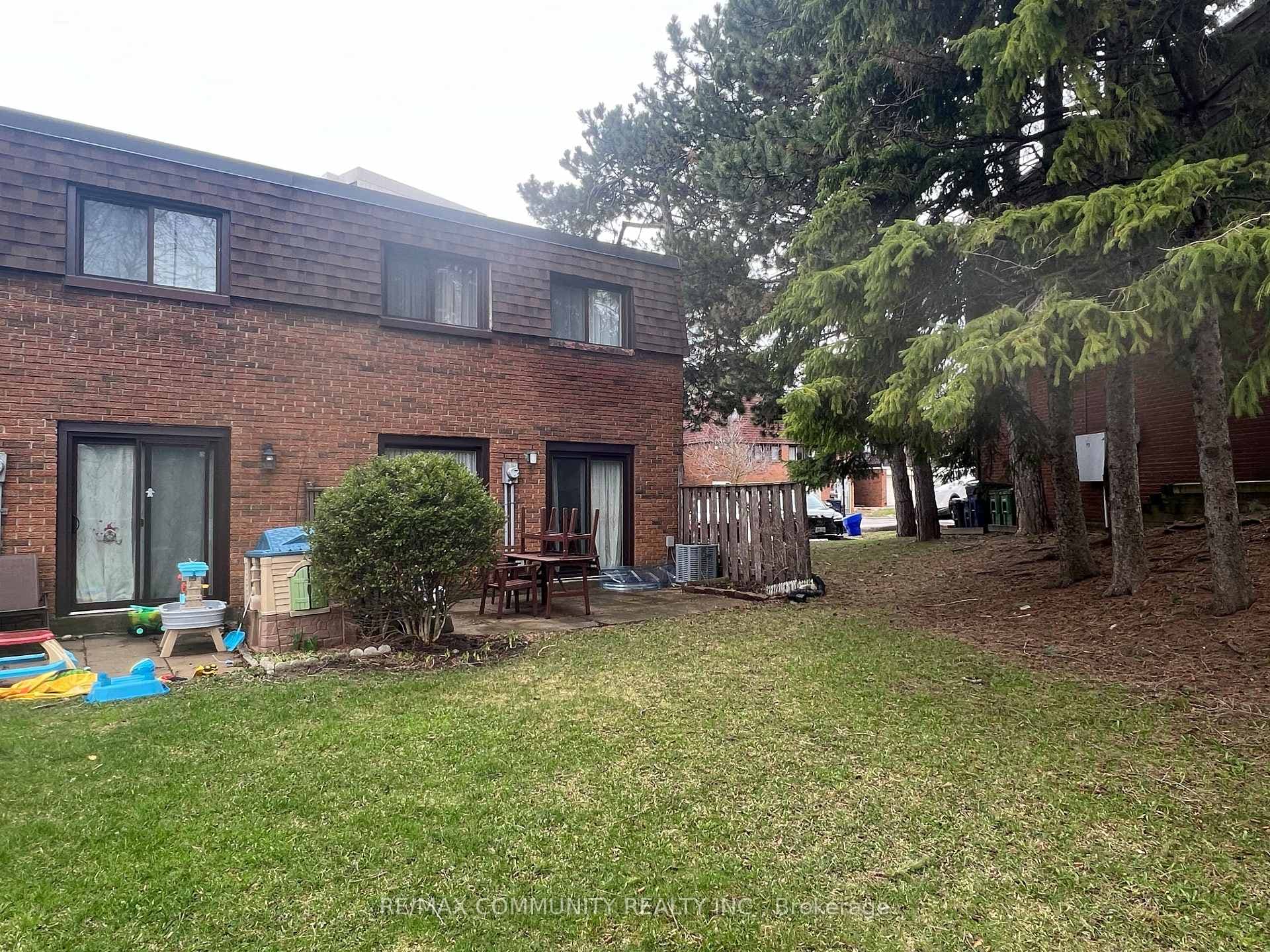 284 Sprucewood Court - Condo photo 3 of 17 in Scarborough Village / Eglinton East, Ontario