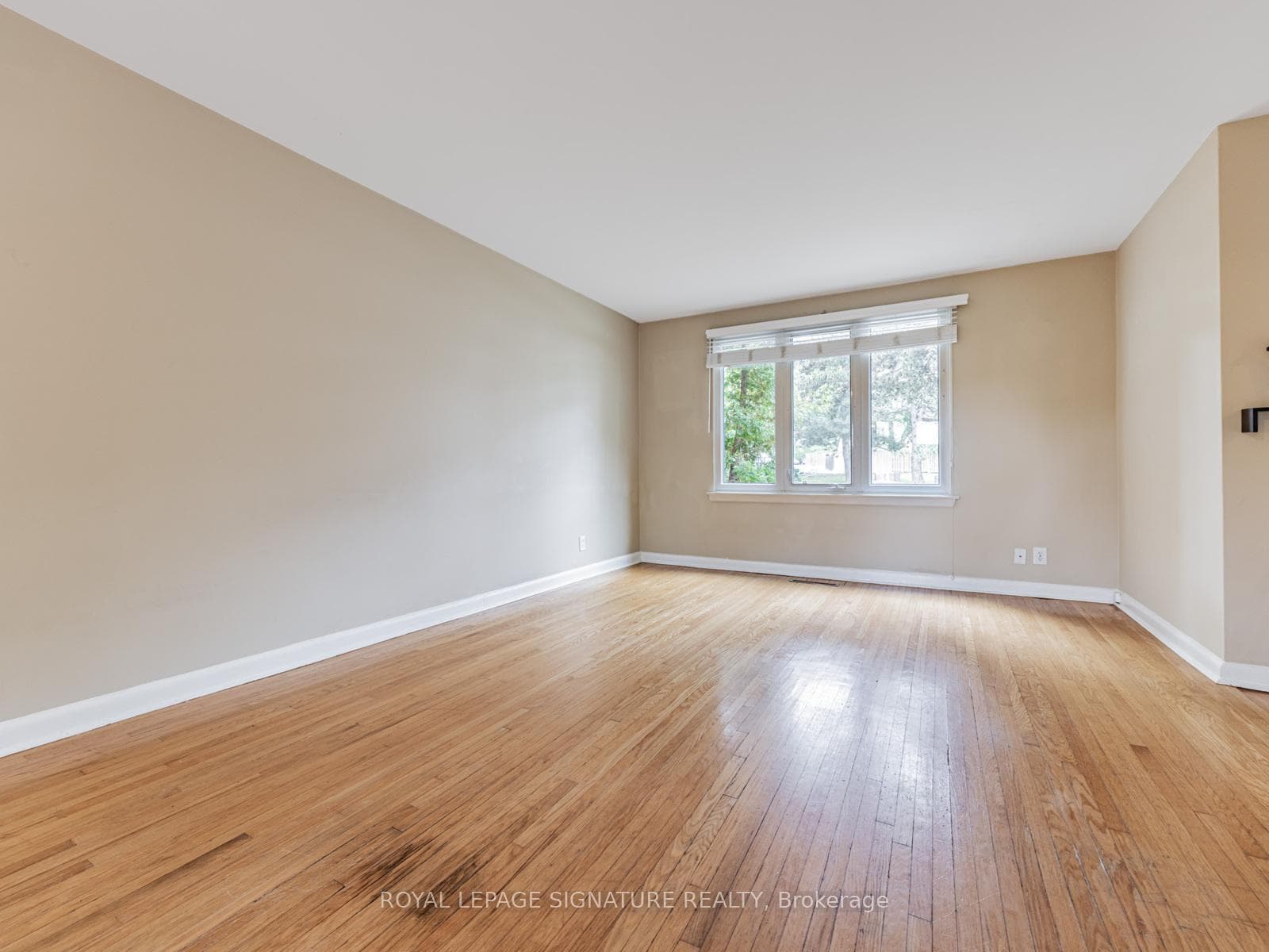 4 Burdock Lane - Condo photo 4 of 32 in Don Mills / Parkwoods / Victoria Village, Ontario