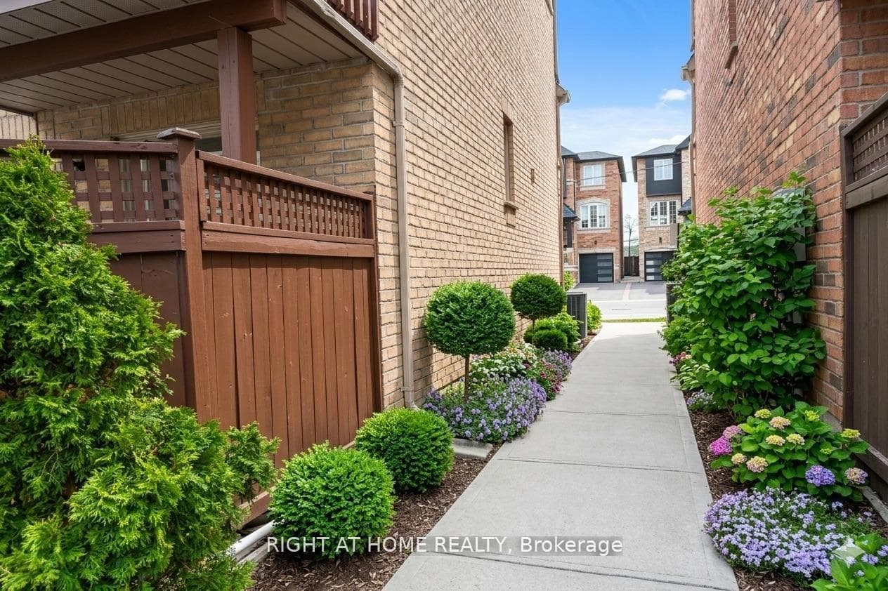 11 West Deane Park Drive Unit 1 - Townhouse photo 3 of 19 in Etobicoke (Islington / Rexdale), Ontario