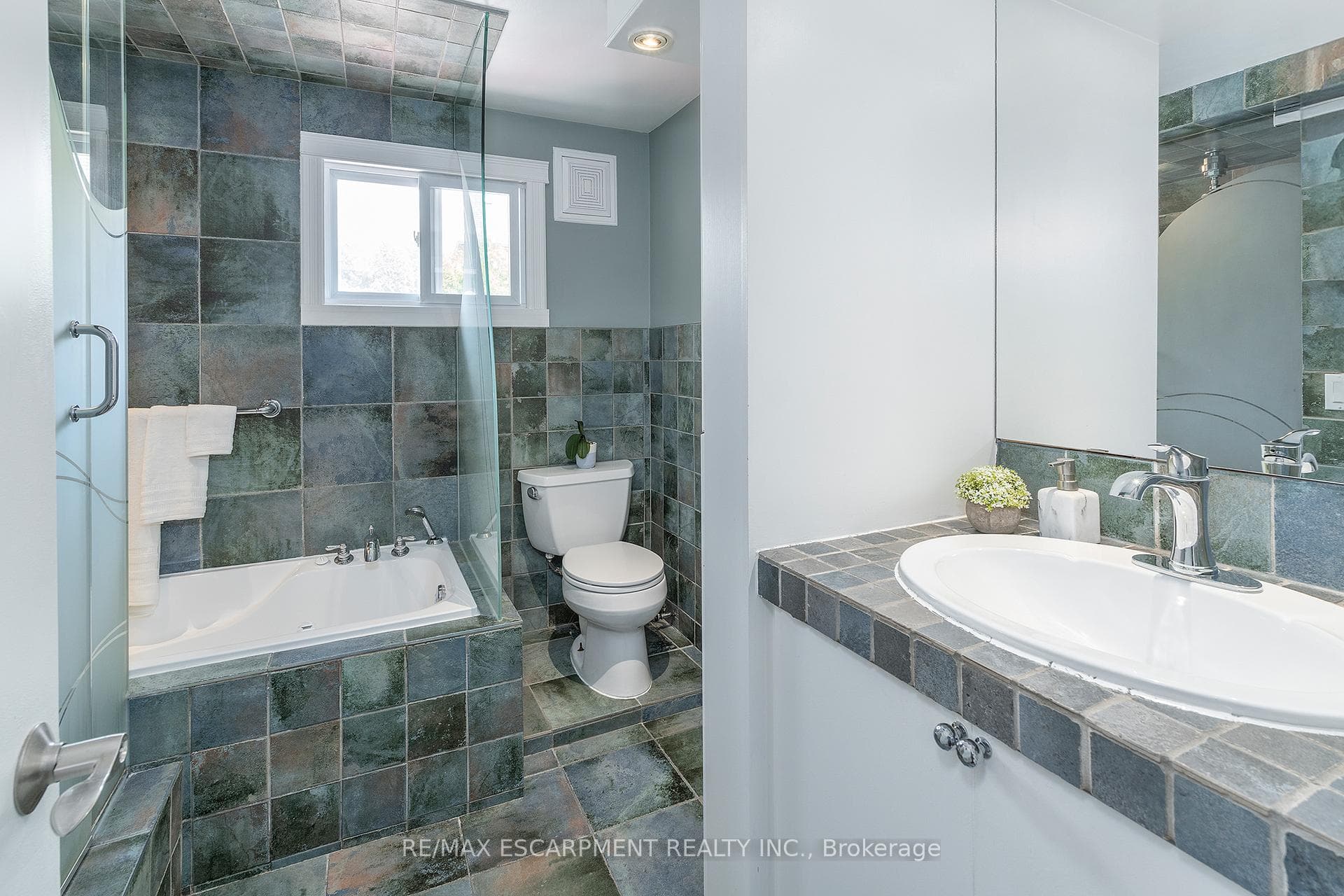 193 Pine Cove Road - Detached photo 12 of 43 in Burlington, Ontario
