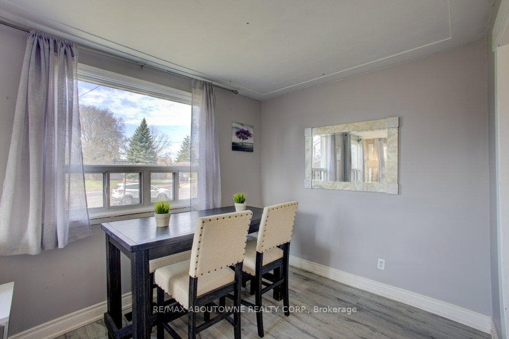 114 Ringwood Road - Detached photo 8 of 20 in Oakville, Ontario