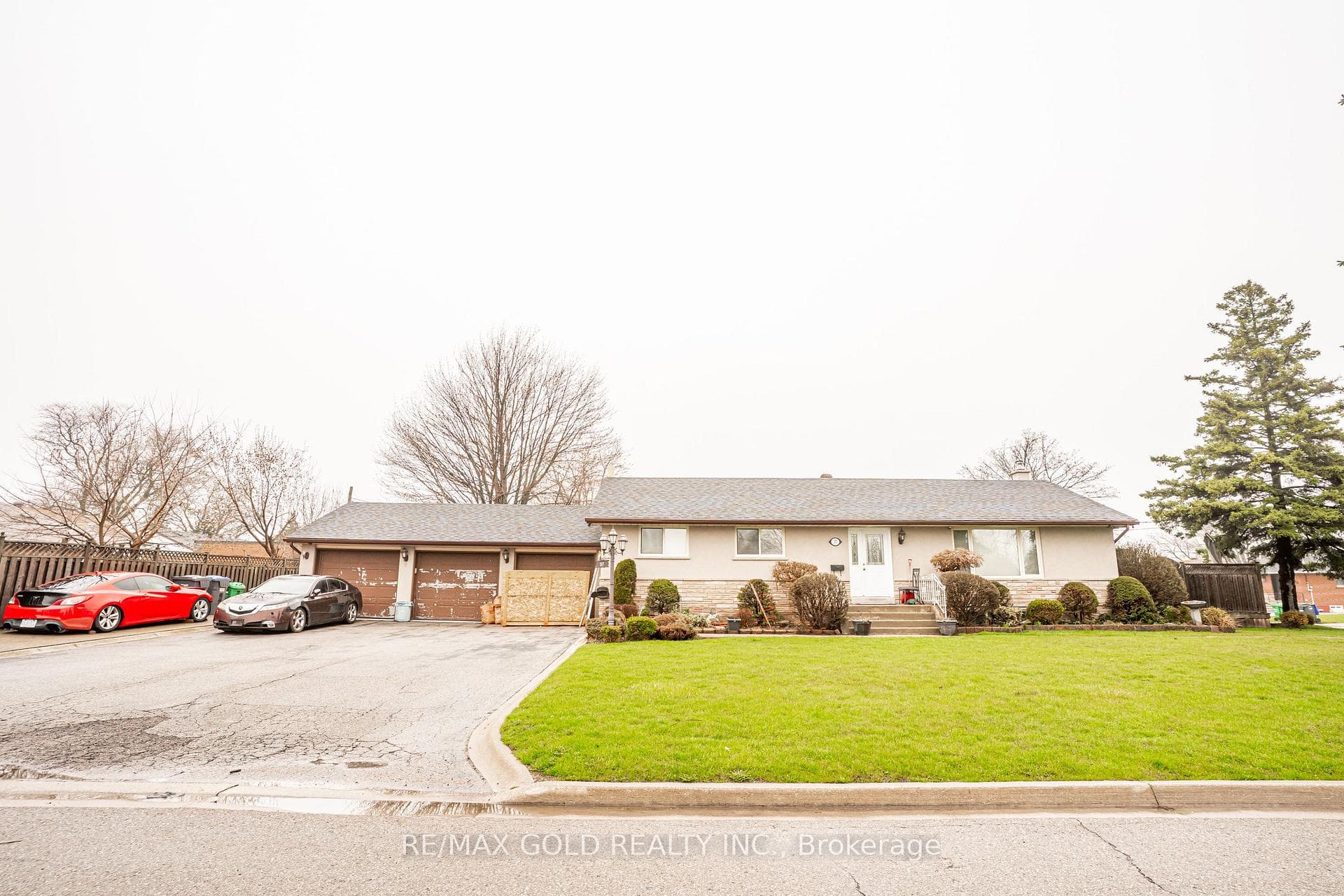 37 Carlyle Crescent - Detached for sale in Castlemore, Ontario