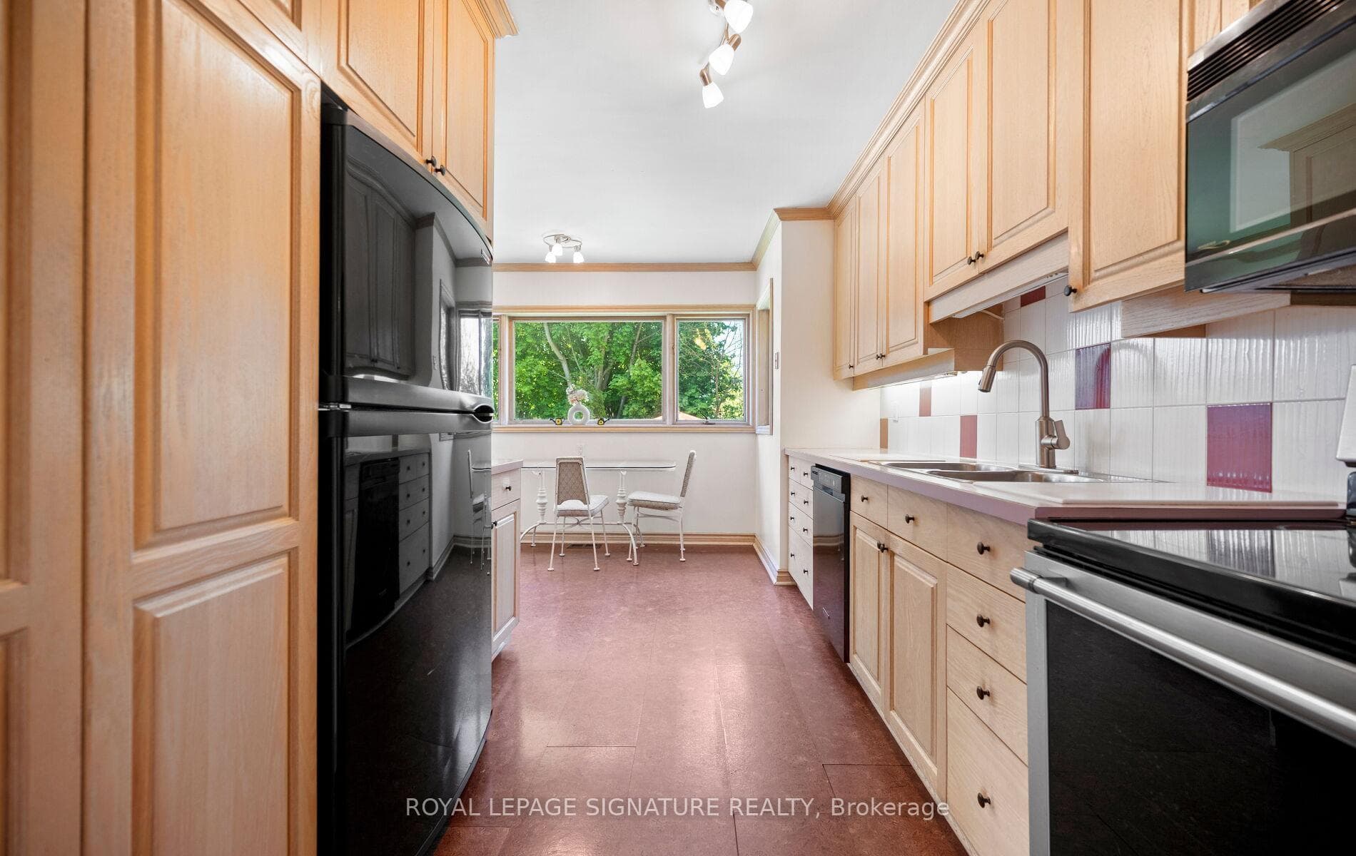 1570 Park Royale Boulevard - Detached photo 11 of 38 in Mississauga, Ontario