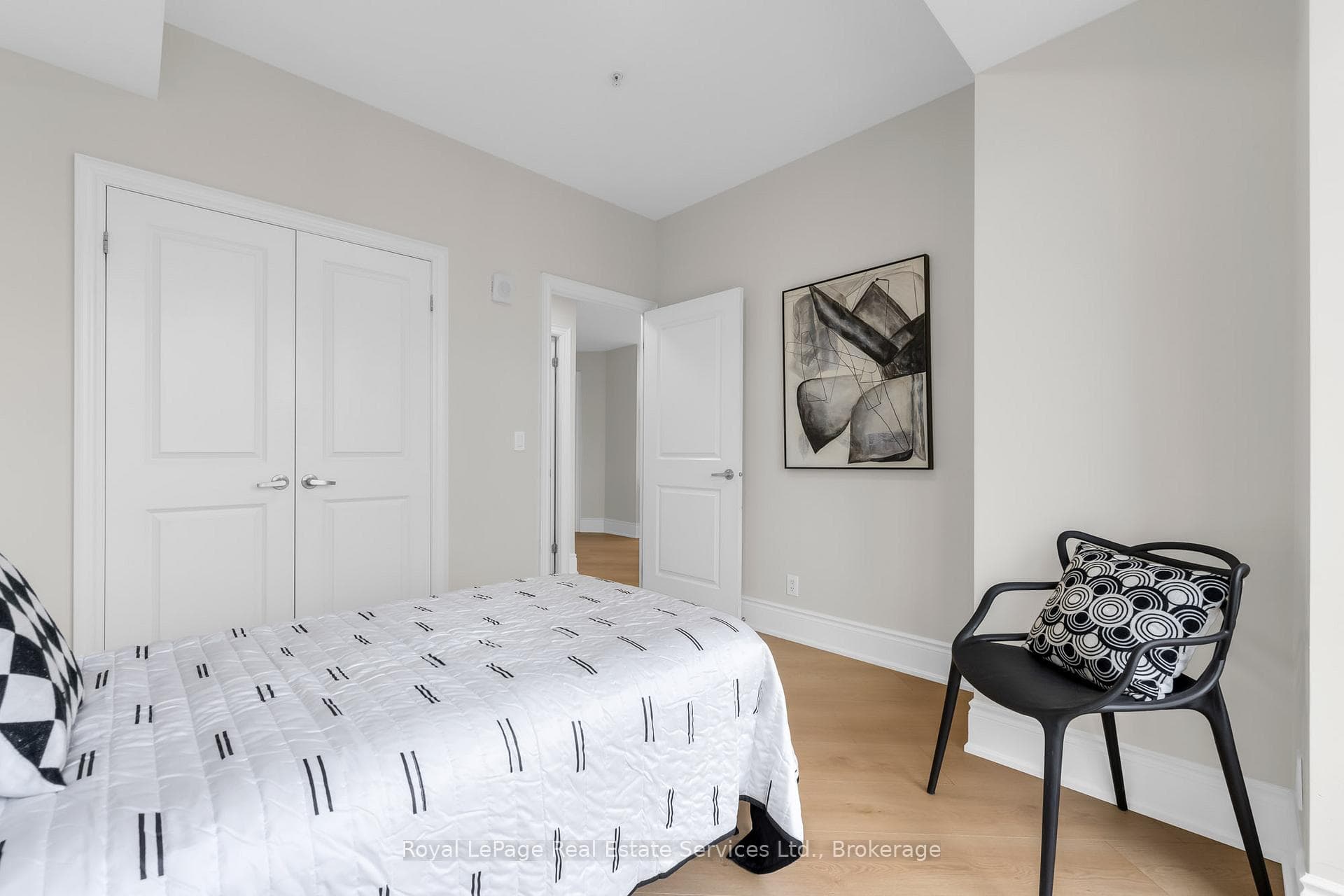205 Lakeshore Road Unit 407 - Condo photo 11 of 27 in Oakville, Ontario