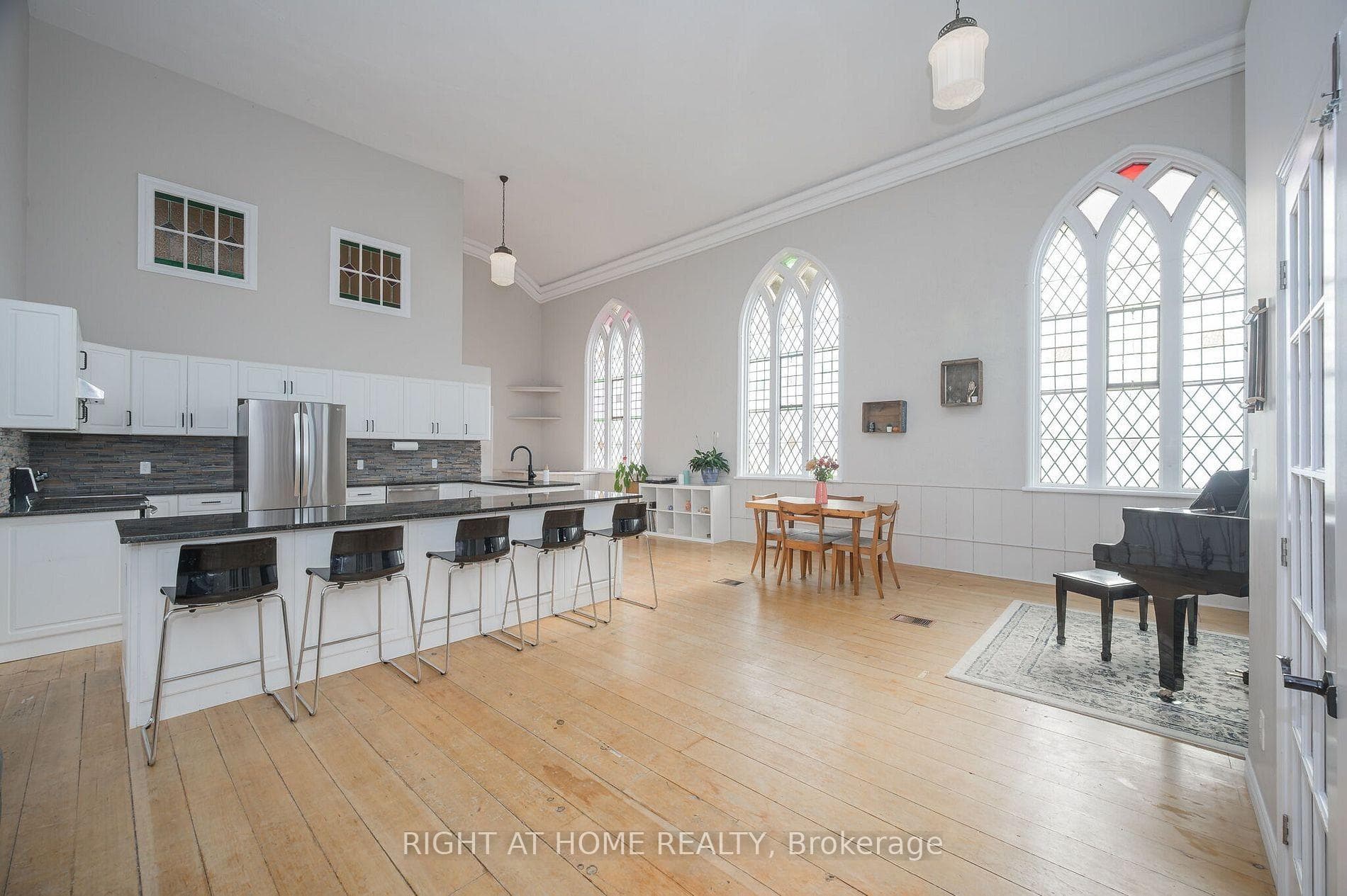 3318 Dundas Street - home for sale in Burlington, Ontario