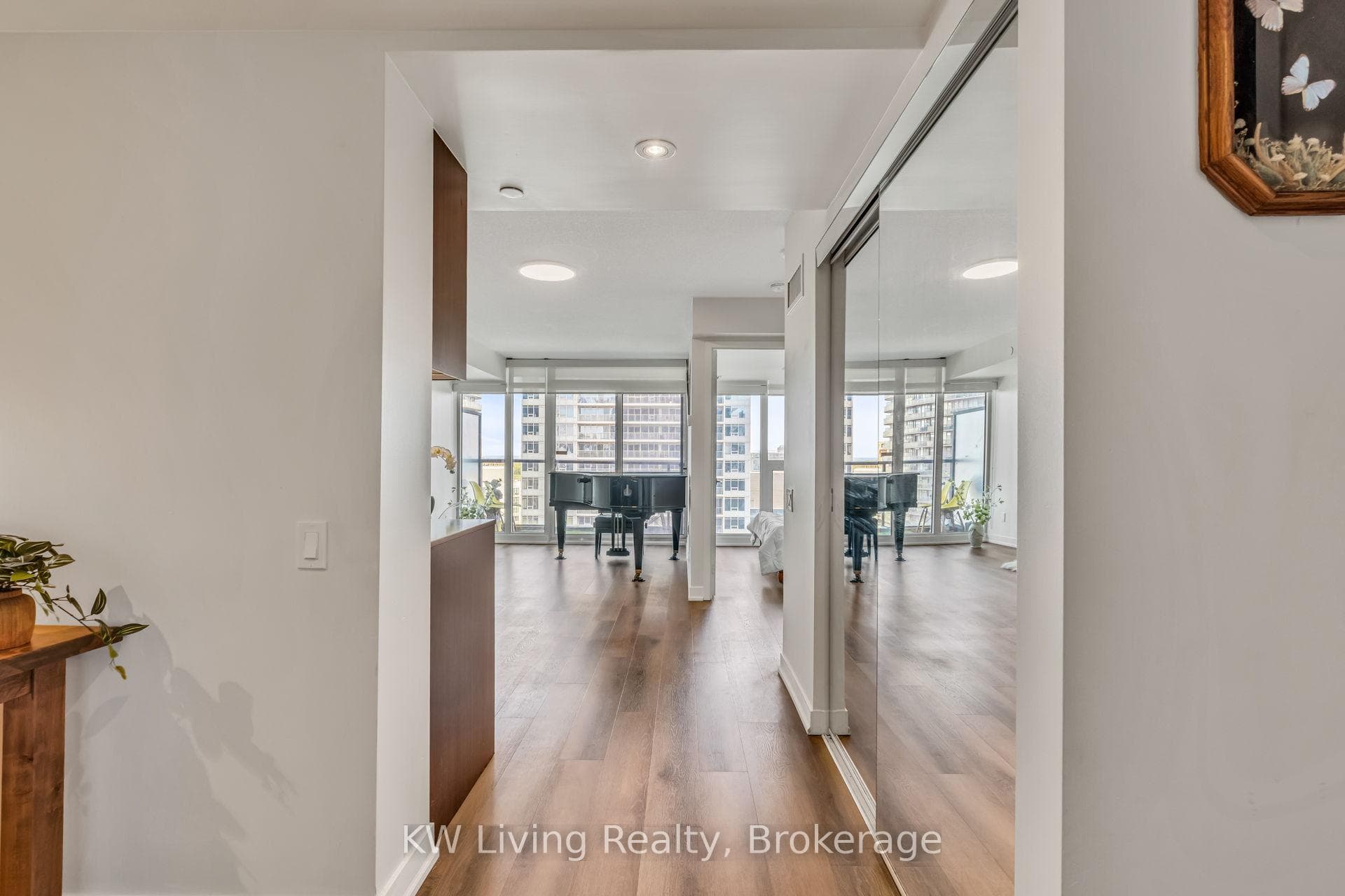 70 Queens Wharf Road Unit 1601 - Condo photo 11 of 37 in Downtown Toronto / Waterfront, Ontario