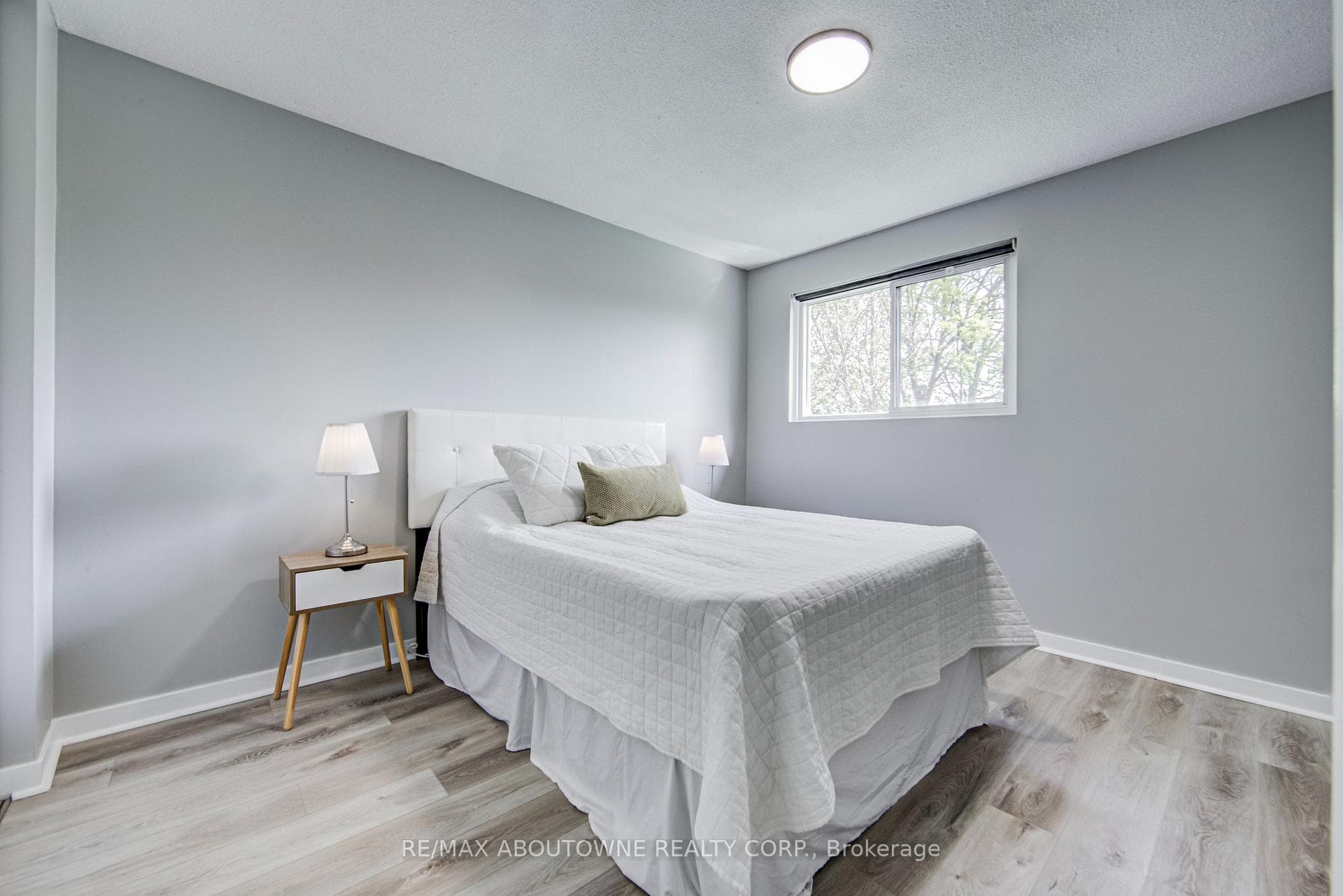 2367 Middlesmoor Crescent - Semi-Detached photo 11 of 31 in Burlington, Ontario