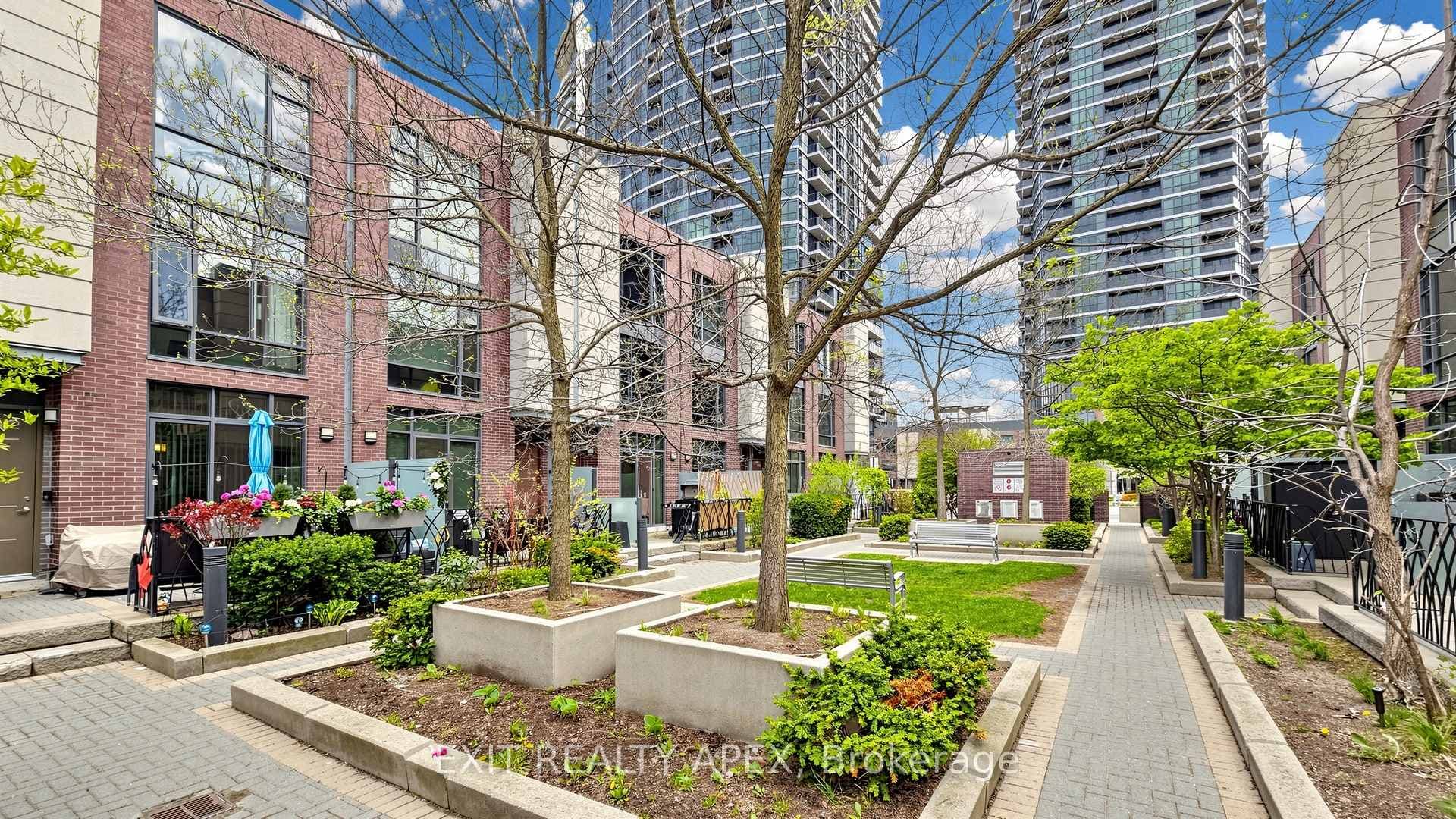 23 Valhalla Inn Road Unit 40 - Condo photo 3 of 50 in Etobicoke (Islington / Rexdale), Ontario