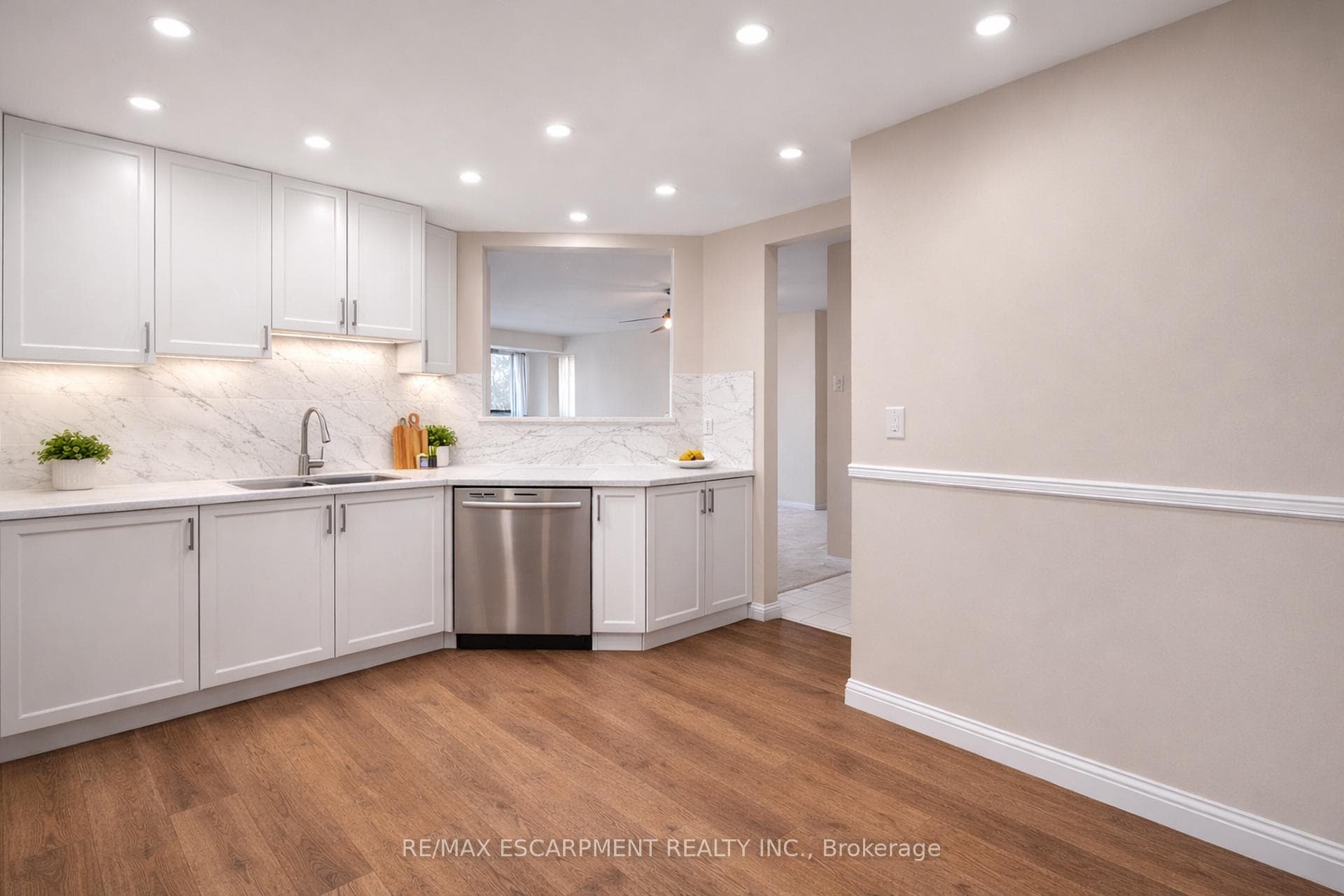 5070 Pinedale Avenue Unit 302 - Condo photo 3 of 36 in Burlington, Ontario