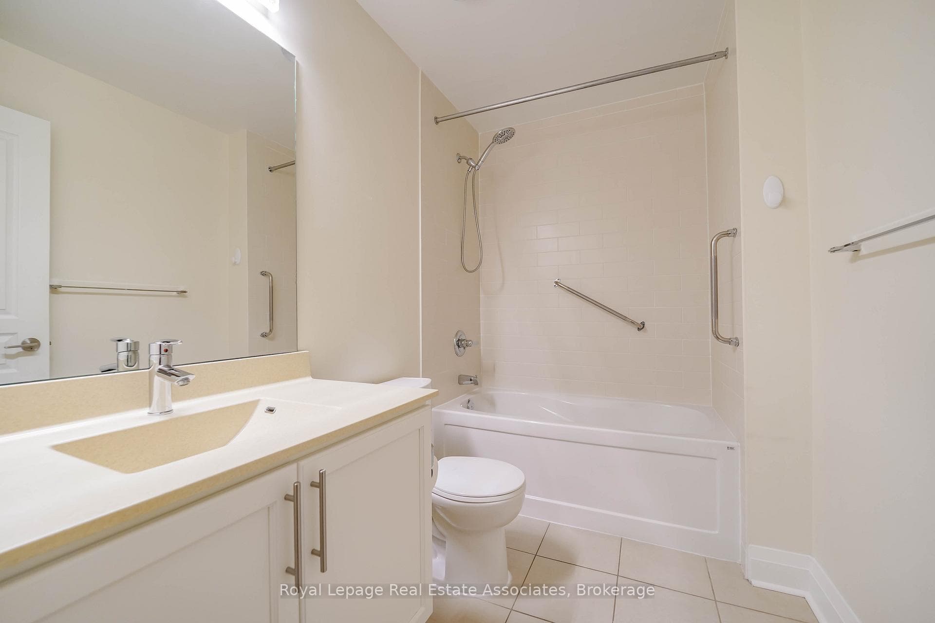 1 Hurontario Street Unit 308 - Condo photo 3 of 35 in Mississauga, Ontario