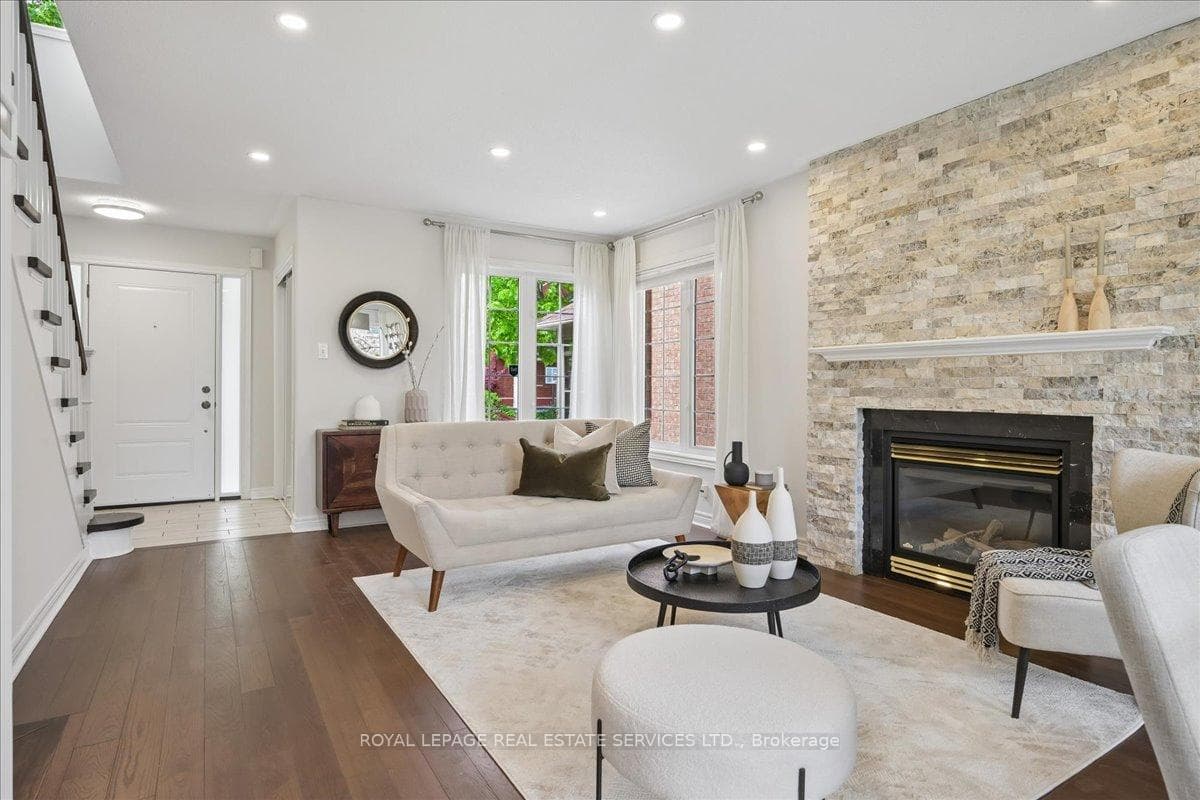 1493 Derby County Crescent - Detached photo 6 of 43 in Oakville, Ontario