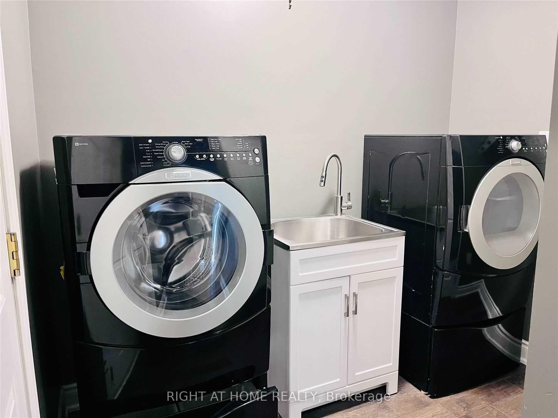 2471 Felhaber Crescent - Semi-Detached photo 4 of 23 in Oakville, Ontario