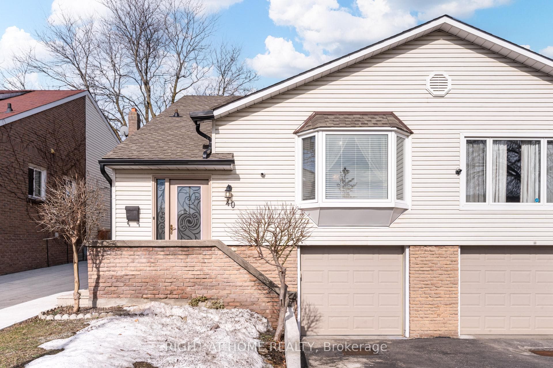 40 Salisbury Circle - Semi-Detached photo 2 of 50 in Brampton, Ontario