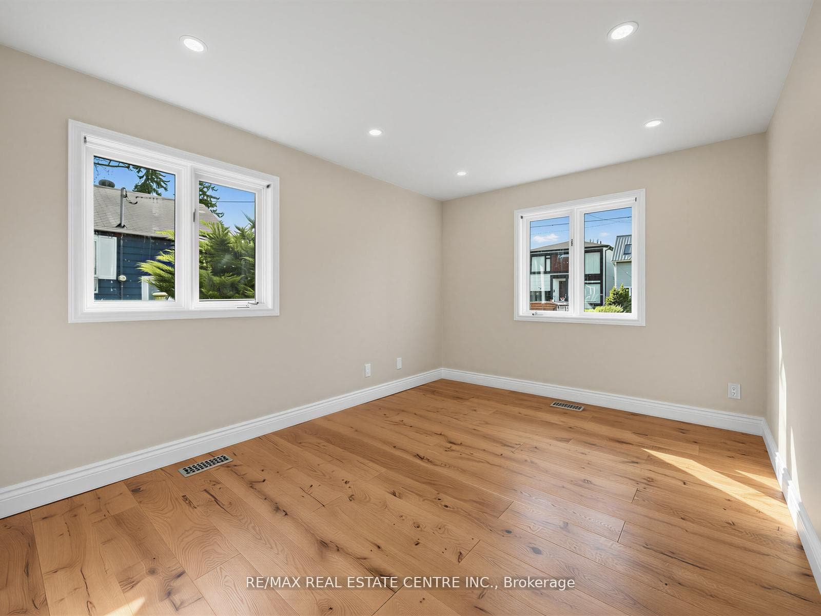 592 Montbeck Crescent - Detached photo 8 of 50 in Mississauga, Ontario