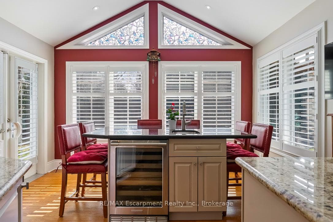 214 MAPLE GROVE Drive - Detached photo 13 of 49 in Oakville, Ontario
