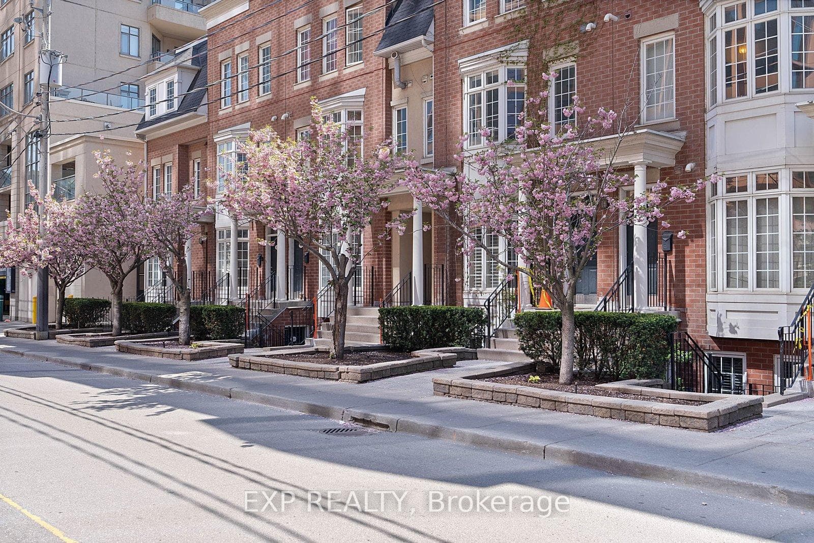 12 Portland Street Unit Th B - Condo photo 2 of 26 in Downtown Toronto / Waterfront, Ontario