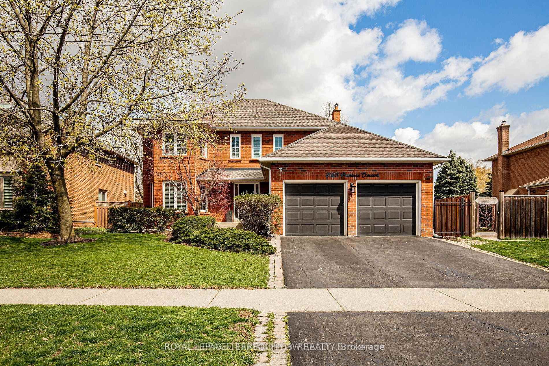 2025 Parklane Crescent - home for sale in Burlington, Ontario