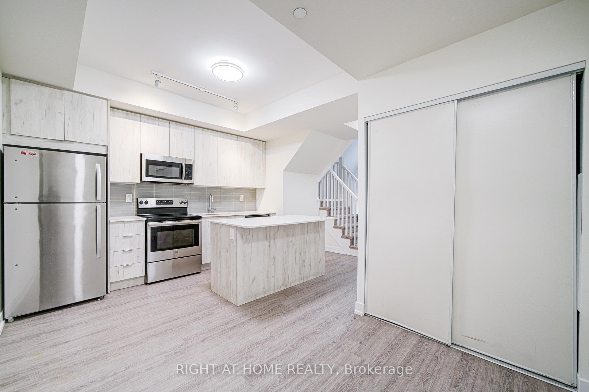1350 Kingston Road Unit TH03 - Condo photo 5 of 25 in Birch Cliff / Cliffside, Ontario