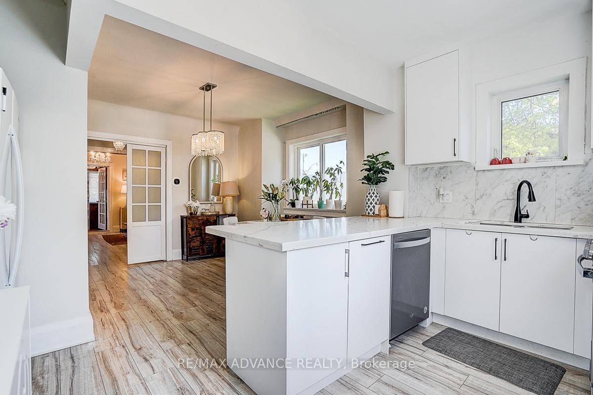 33 Castlefield Avenue - Detached photo 19 of 42 in Forest Hill / Deer Park, Ontario