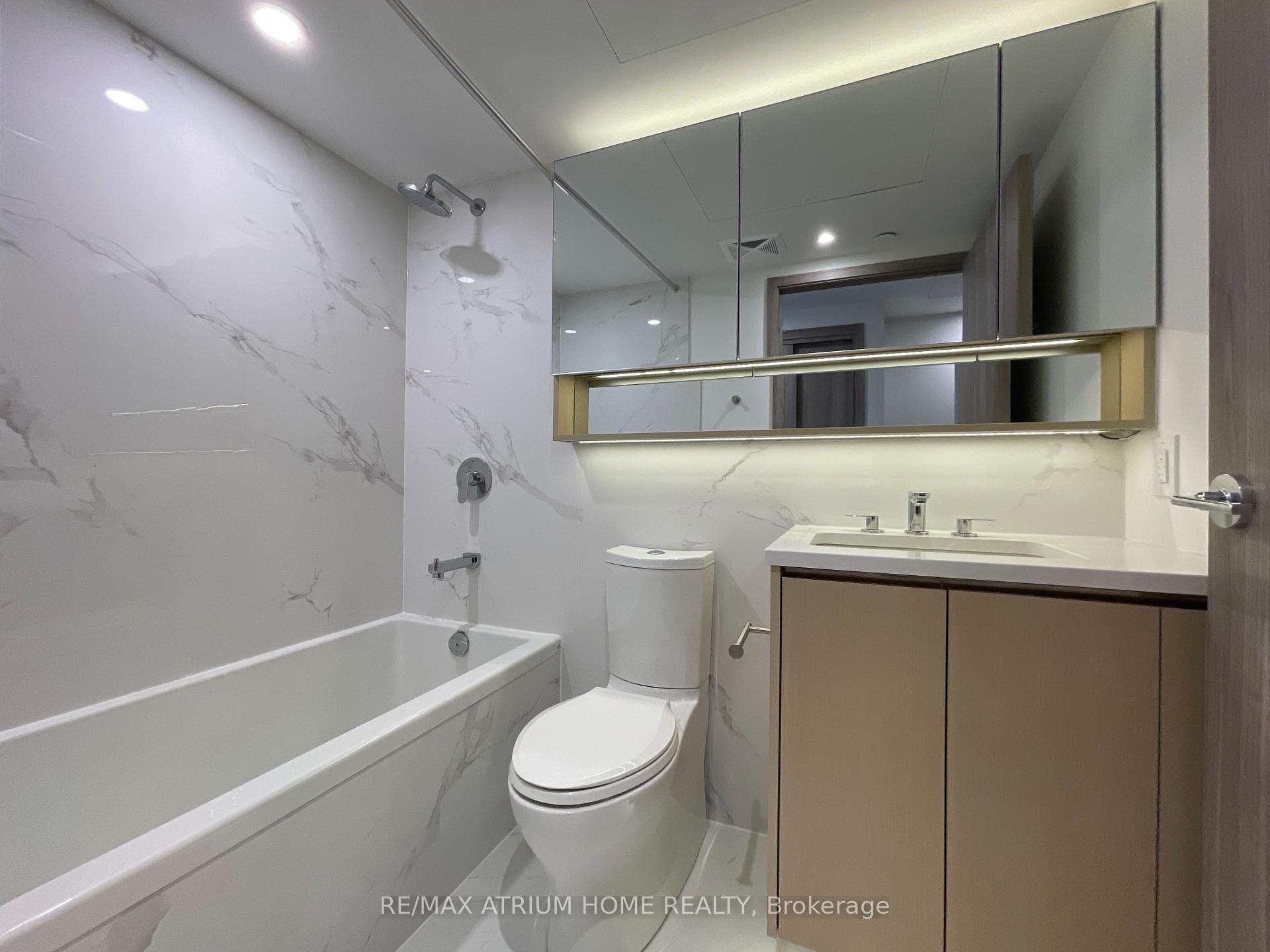 38 Widmer Street Unit 2208 - Condo photo 10 of 21 in Downtown Toronto / Waterfront, Ontario