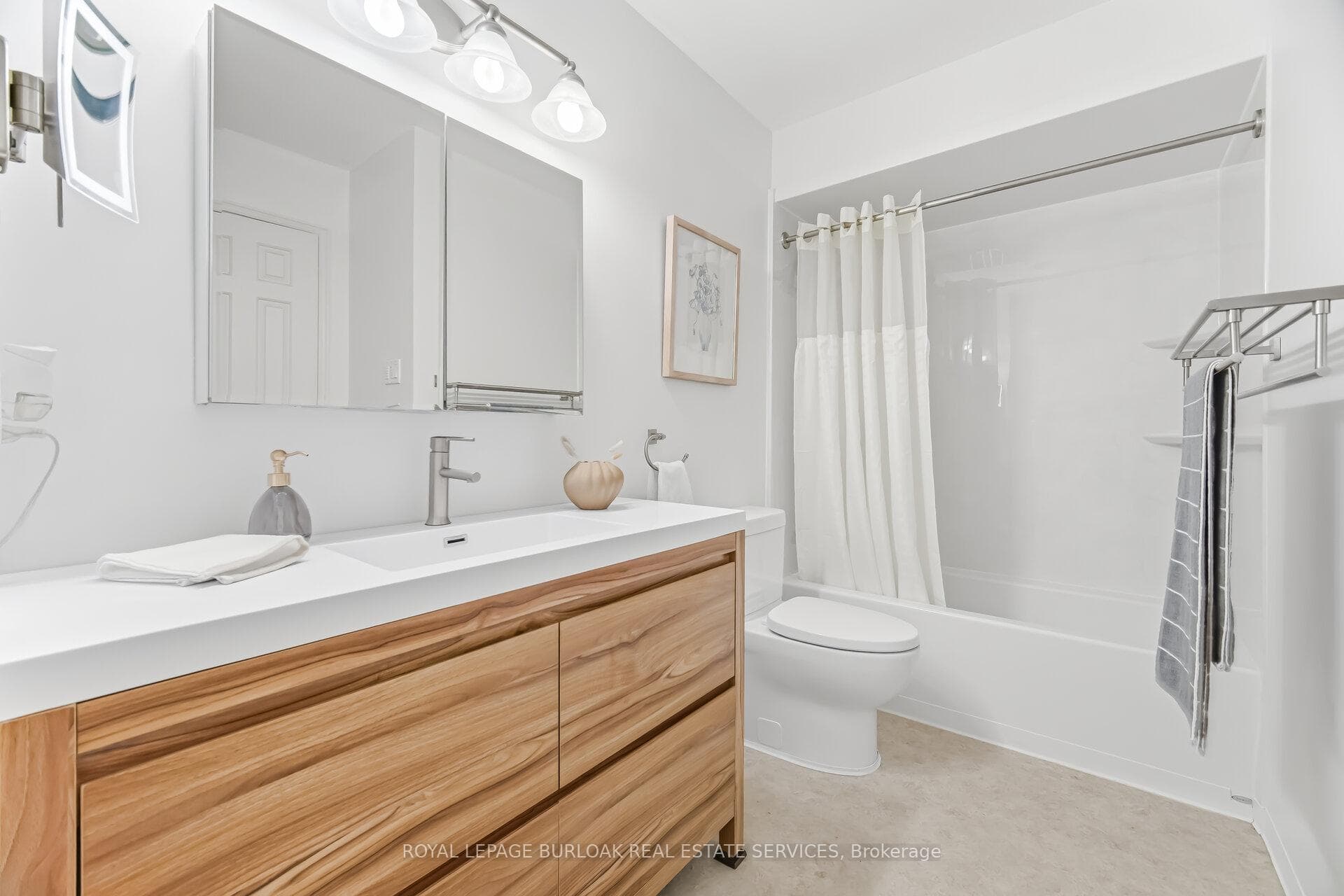 1004 Roxborough Drive - Detached photo 27 of 50 in Oakville, Ontario