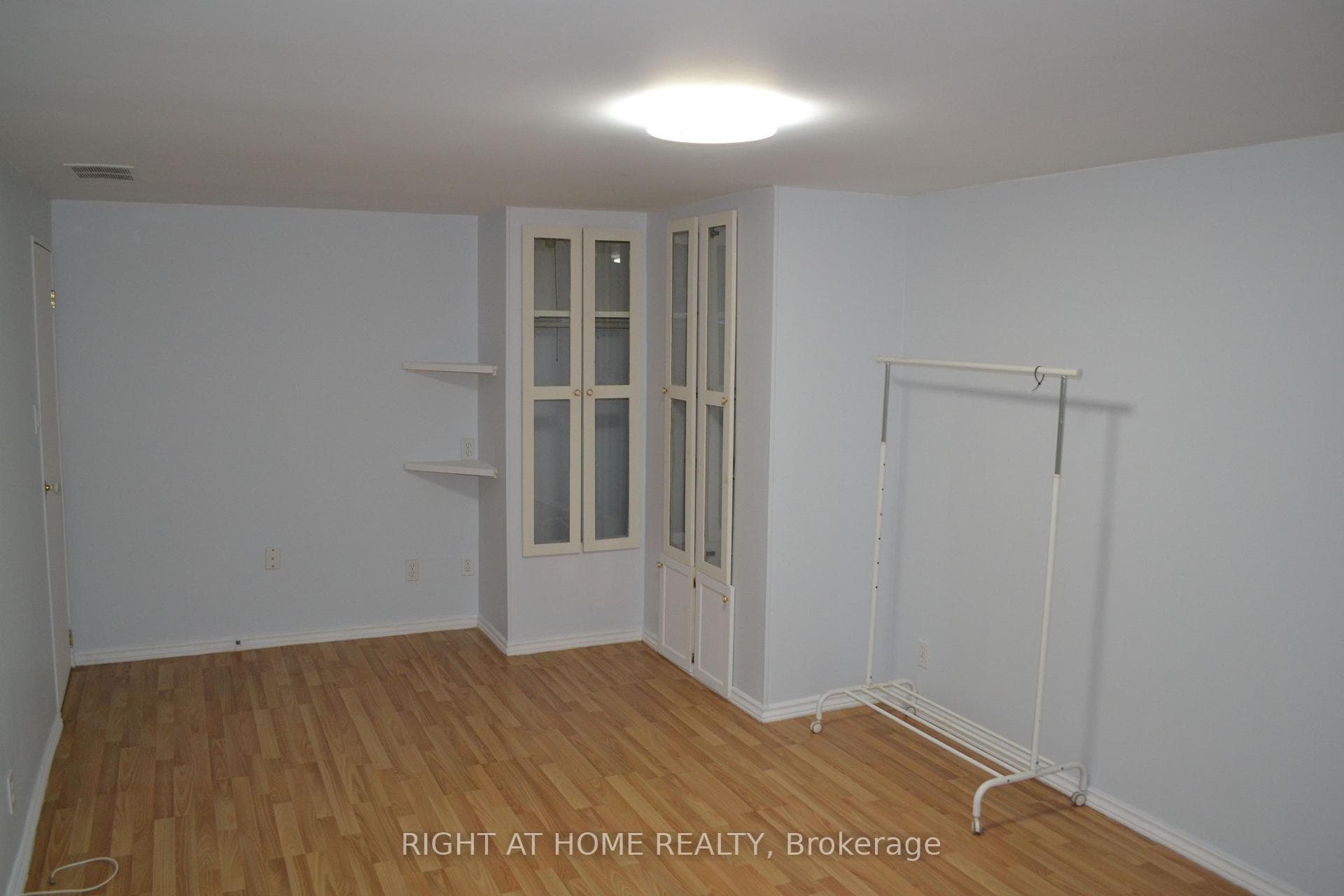 505 Mohawk Road Unit Basement - Detached photo 5 of 7 in Hamilton, Ontario