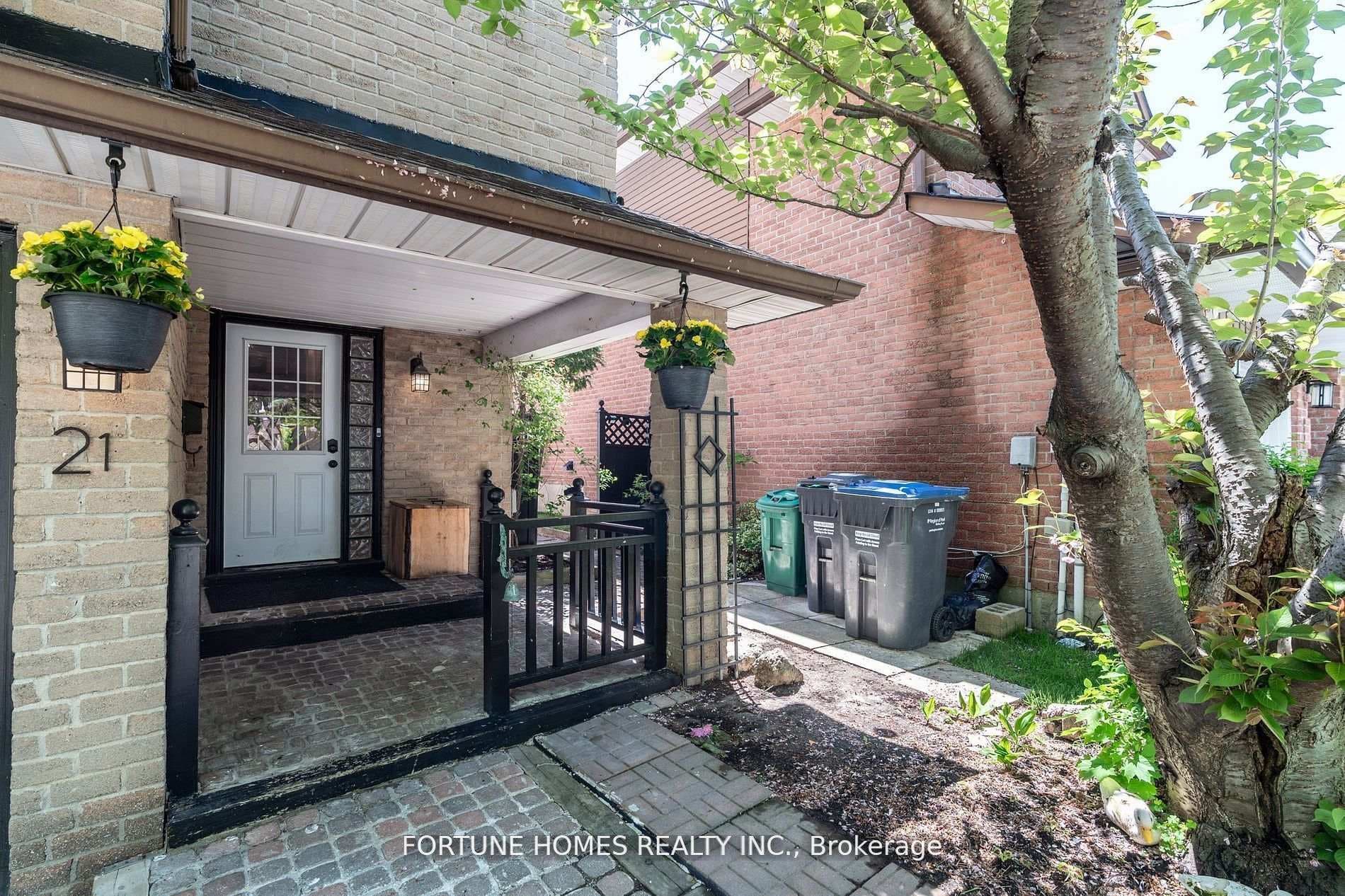 21 Garden Avenue - Detached photo 4 of 33 in Brampton, Ontario