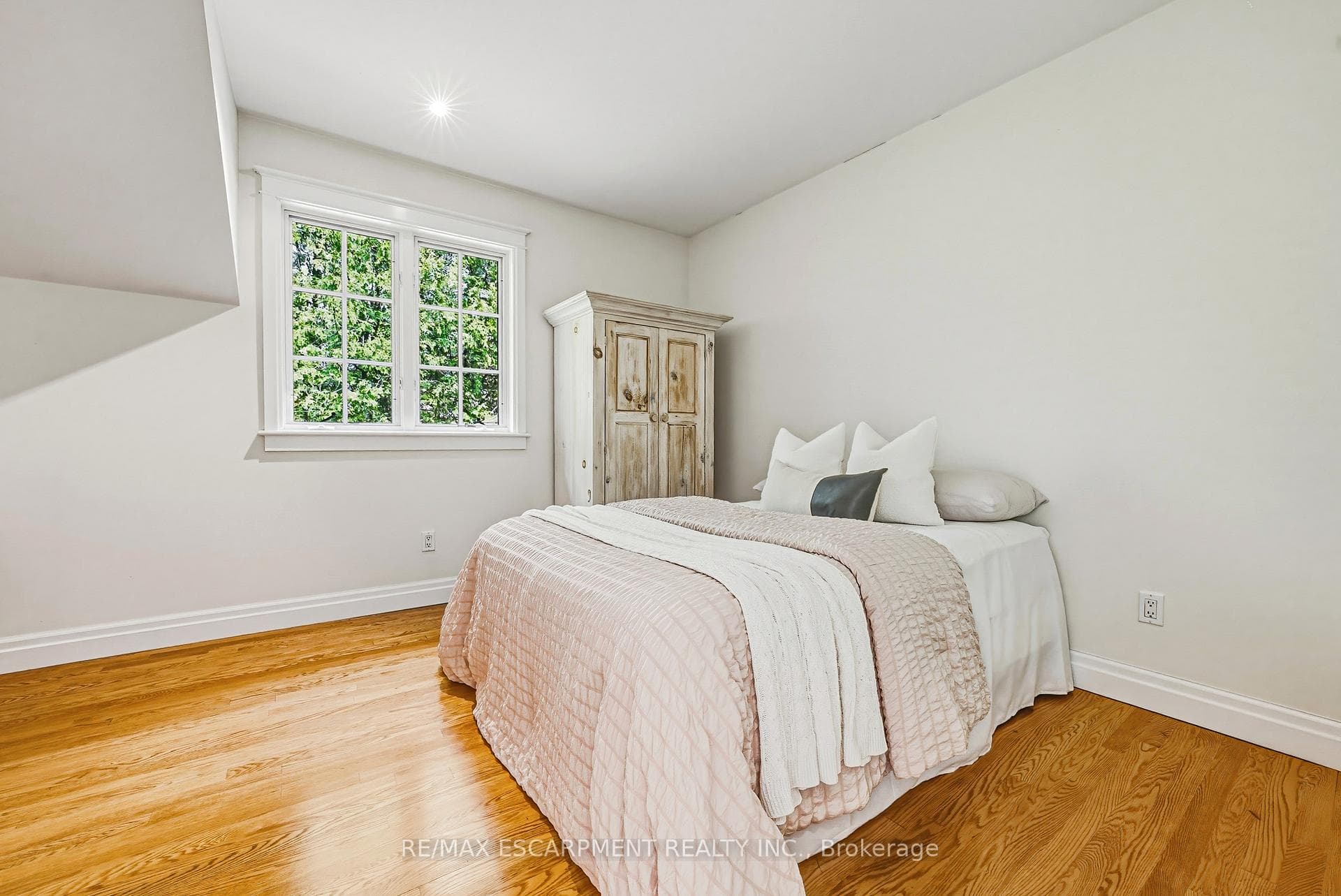 7 Colonial Crescent - Detached photo 35 of 49 in Oakville, Ontario