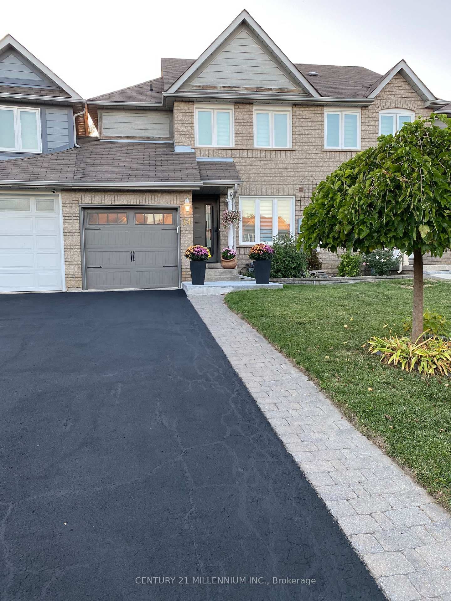 34 Gardenia Way - Townhouse photo 4 of 36 in Caledon, Ontario