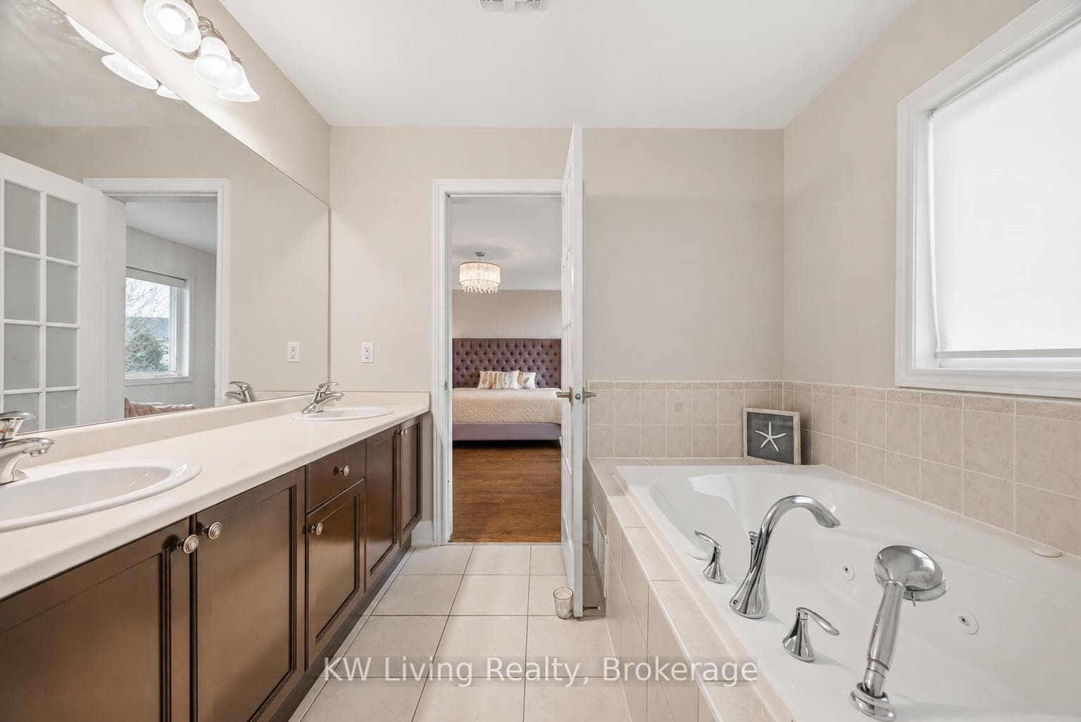 2327 Gladacres Lane - Detached photo 21 of 42 in Oakville, Ontario