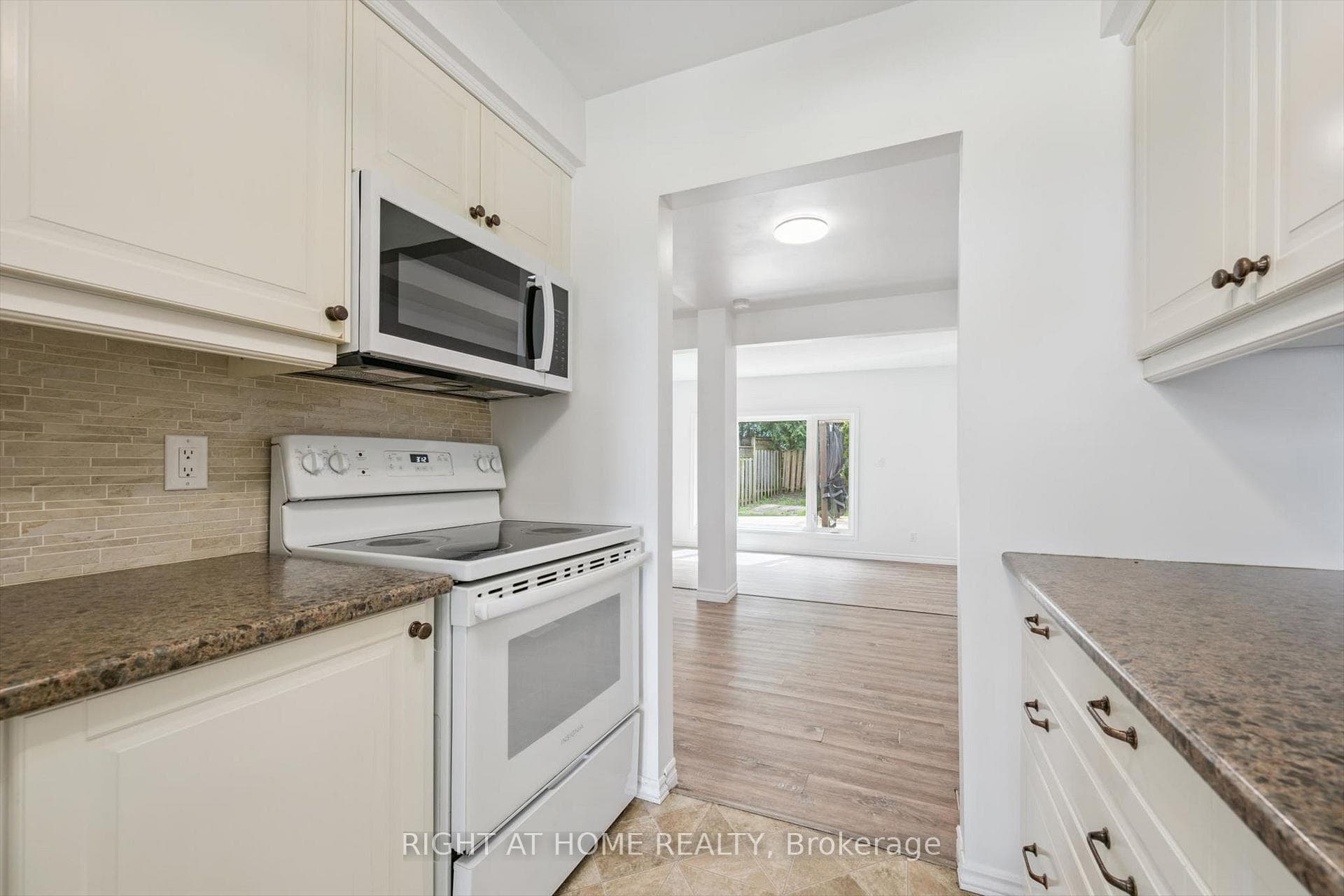2432 Malcolm Crescent - Detached photo 8 of 35 in Burlington, Ontario