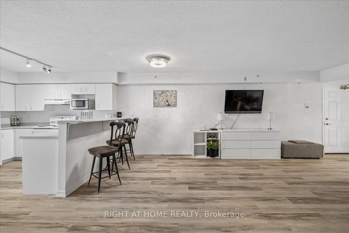 1451 Walker's Line Unit Unit # 312 - Condo photo 5 of 47 in Burlington, Ontario