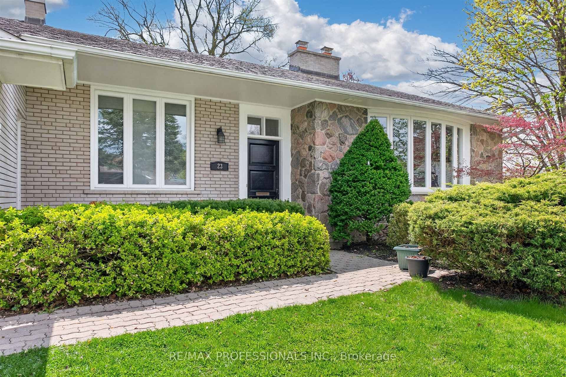 23 Ravensbourne Crescent - Detached photo 4 of 44 in Etobicoke (Islington / Rexdale), Ontario