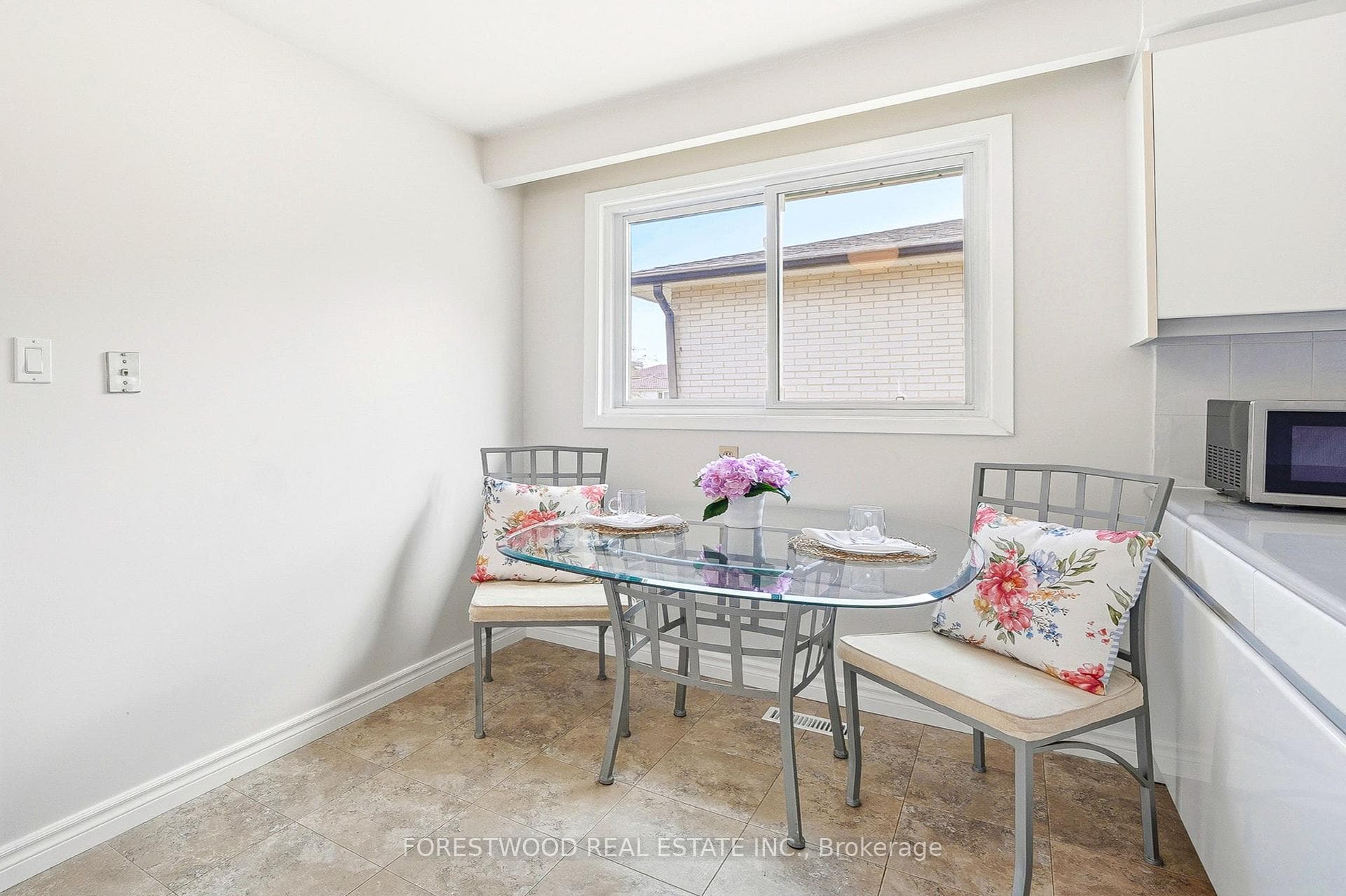 69 Surbray Grove - Semi-Detached photo 11 of 46 in Mississauga, Ontario