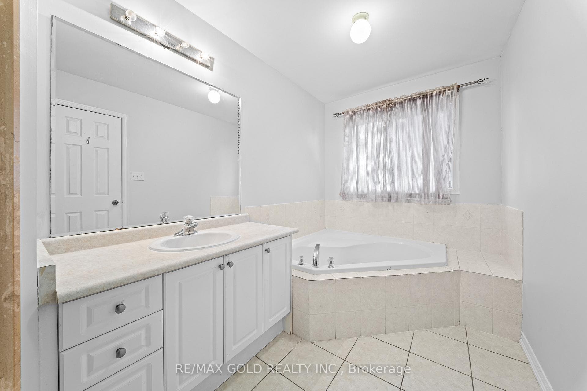 15 Revelstoke Place - Semi-Detached photo 27 of 49 in Brampton, Ontario